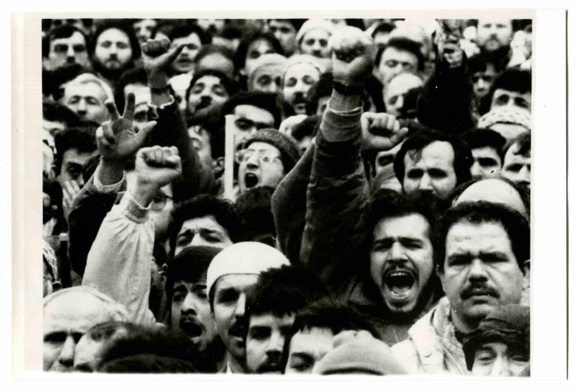 Unknown Figurative Photograph – Krieg in Algerien – Demonstration – Historisches Foto – 1960er Jahre