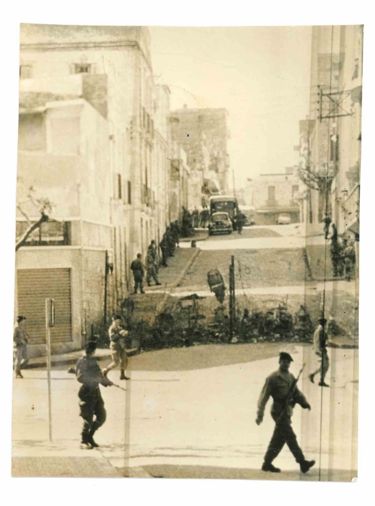 Figurative Photograph Unknown - Photo historique de la guerre en Algérie - années 1960