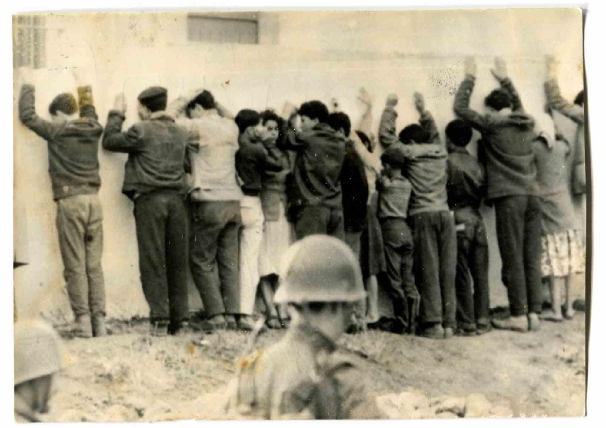 Unknown Figurative Photograph – Der Krieg in Algerien – Historisches Foto  - 1960s