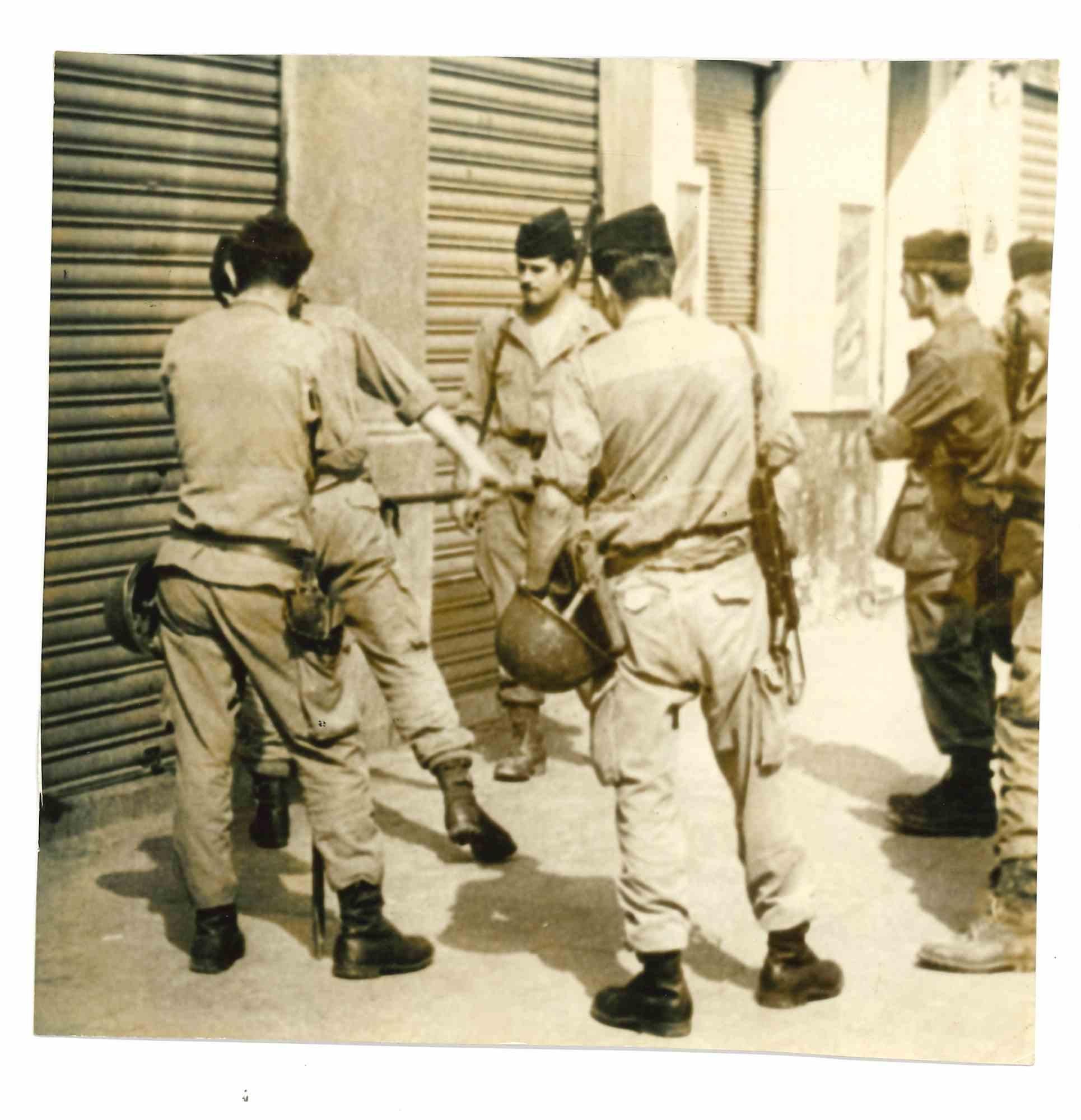 Unknown Figurative Photograph - War in Algeria - Historical Photo - 1960s