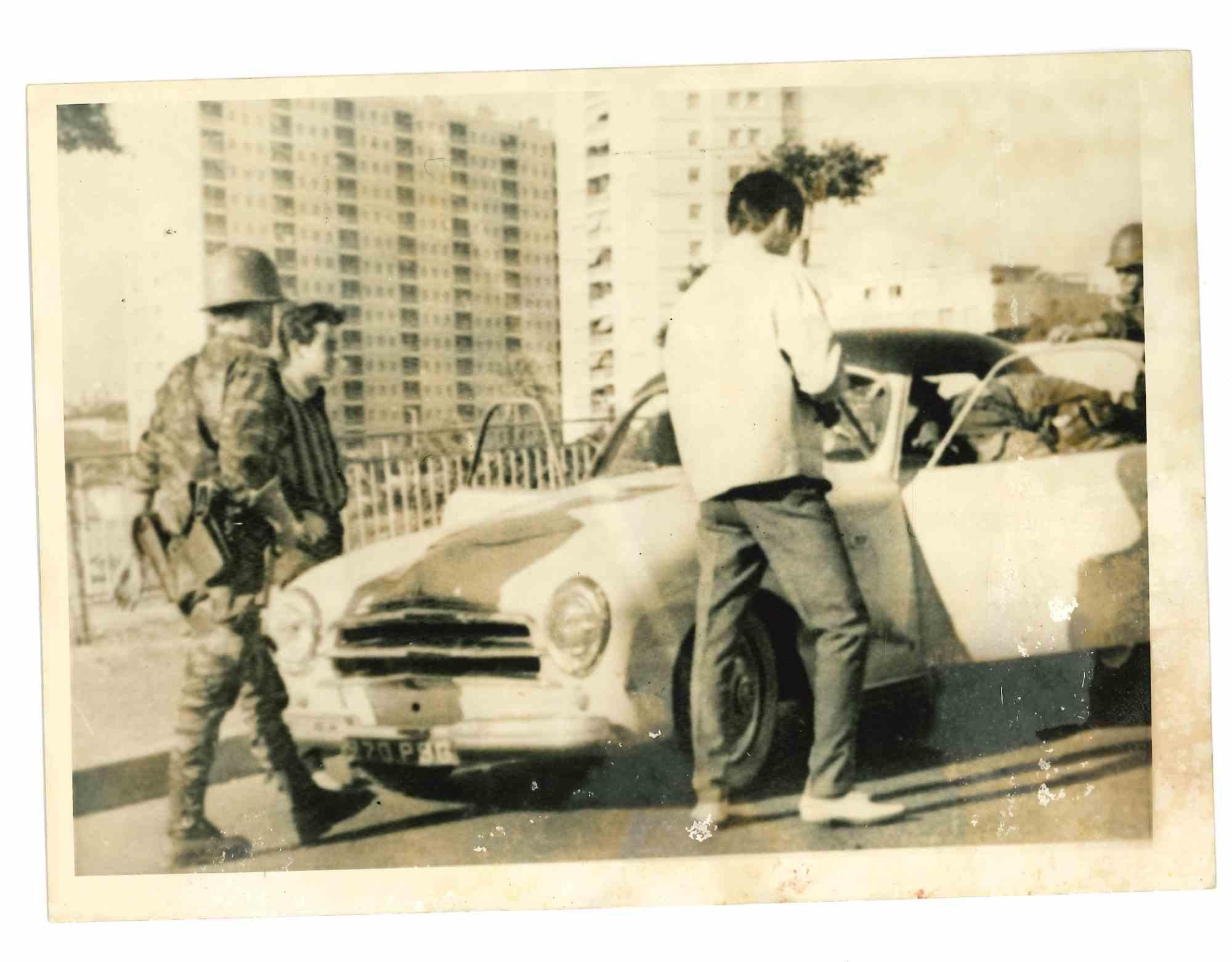 Unknown Figurative Photograph –  Krieg in Algerien – Historisches Foto – 1960er Jahre