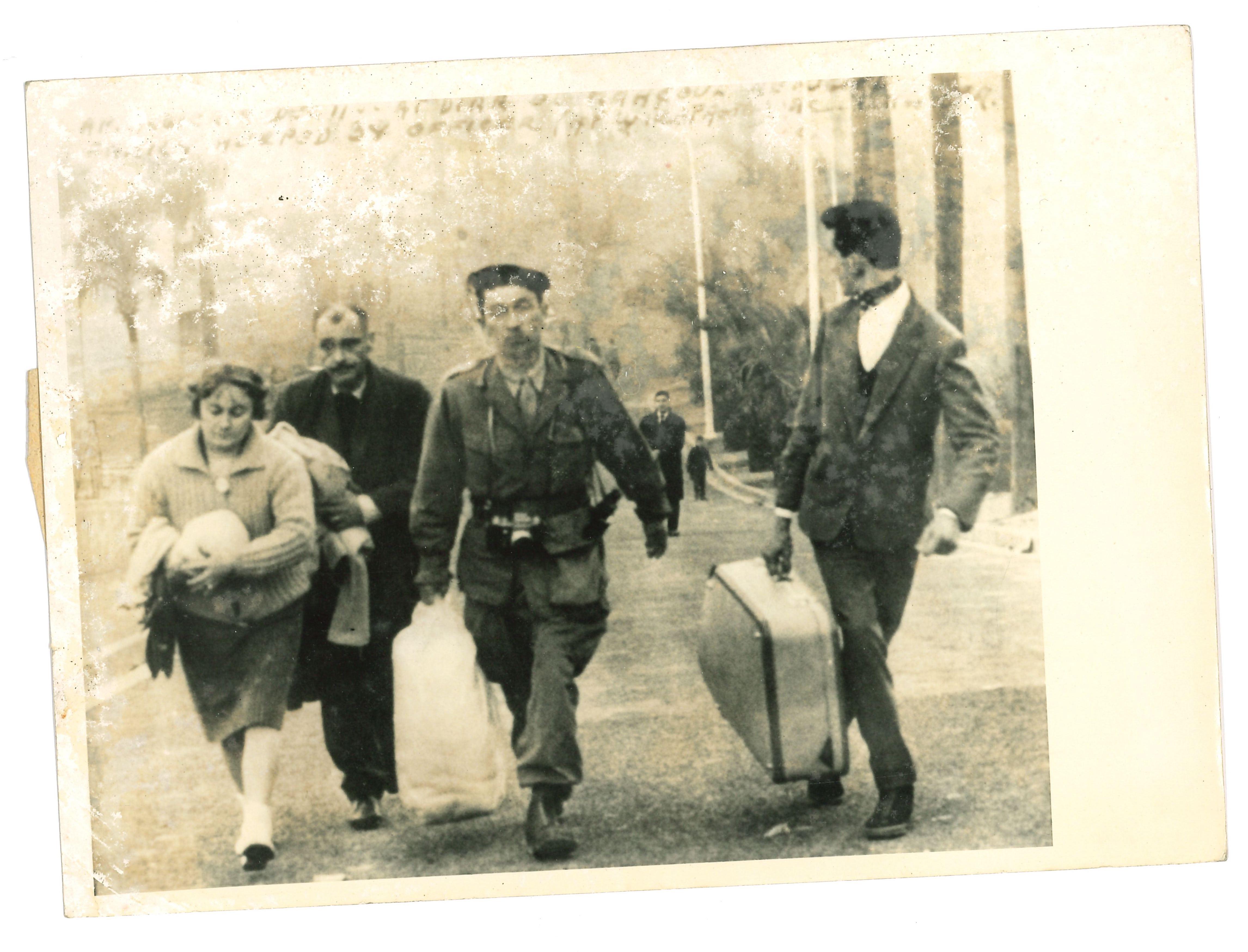 Figurative Photograph di Unknown - Guerra in Algeria - Foto storica - Anni '60