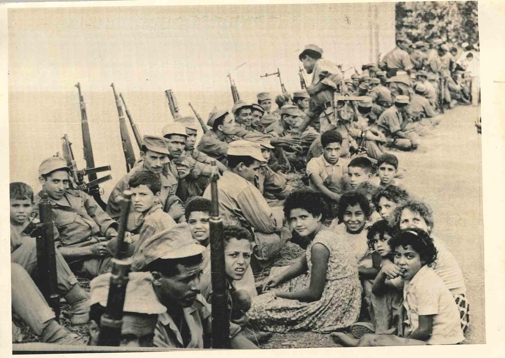 Figurative Photograph de Unknown - Guerra en Argelia - Foto de época - Años 60