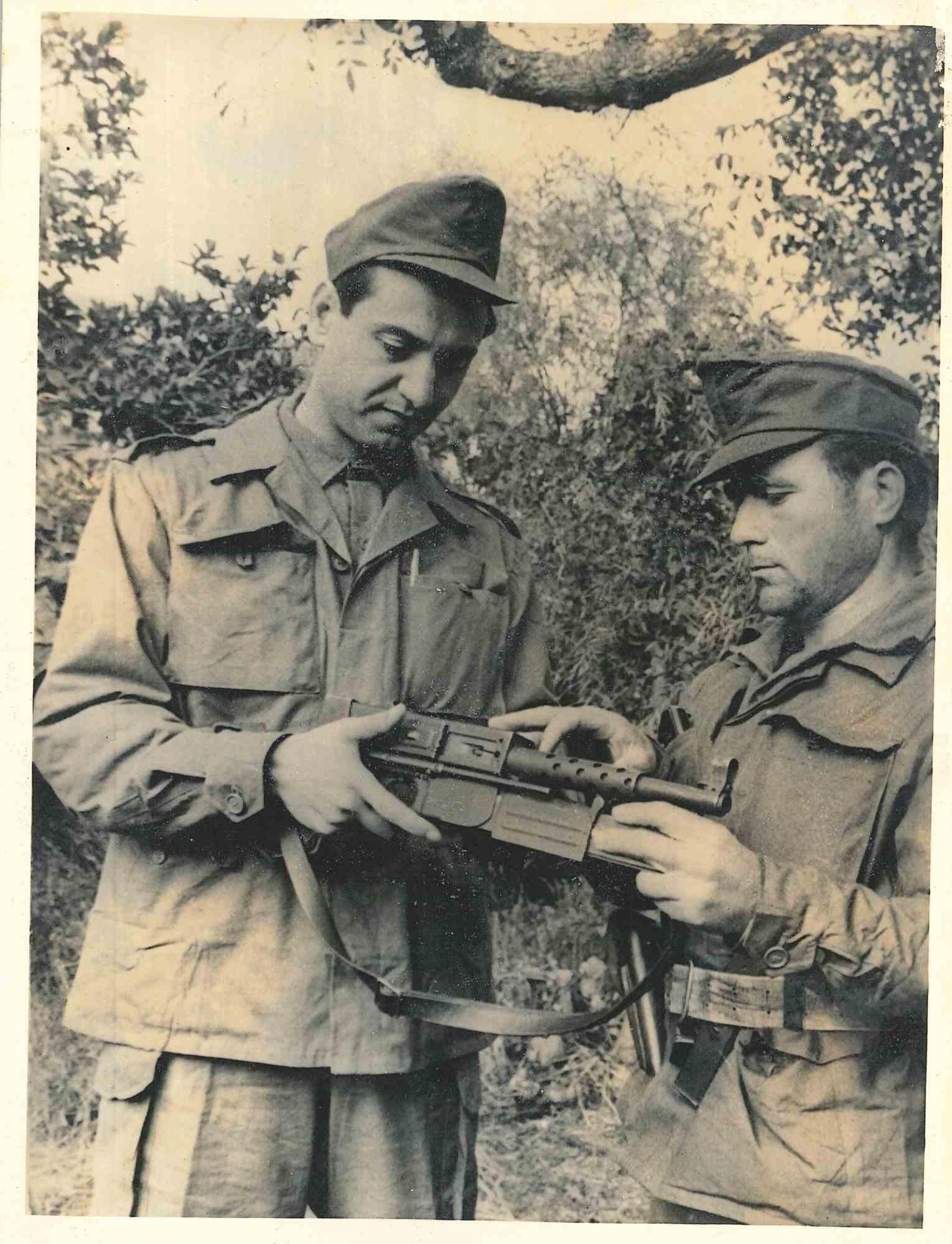 Figurative Photograph de Unknown - Guerra en Argelia - Foto de época - Años 60