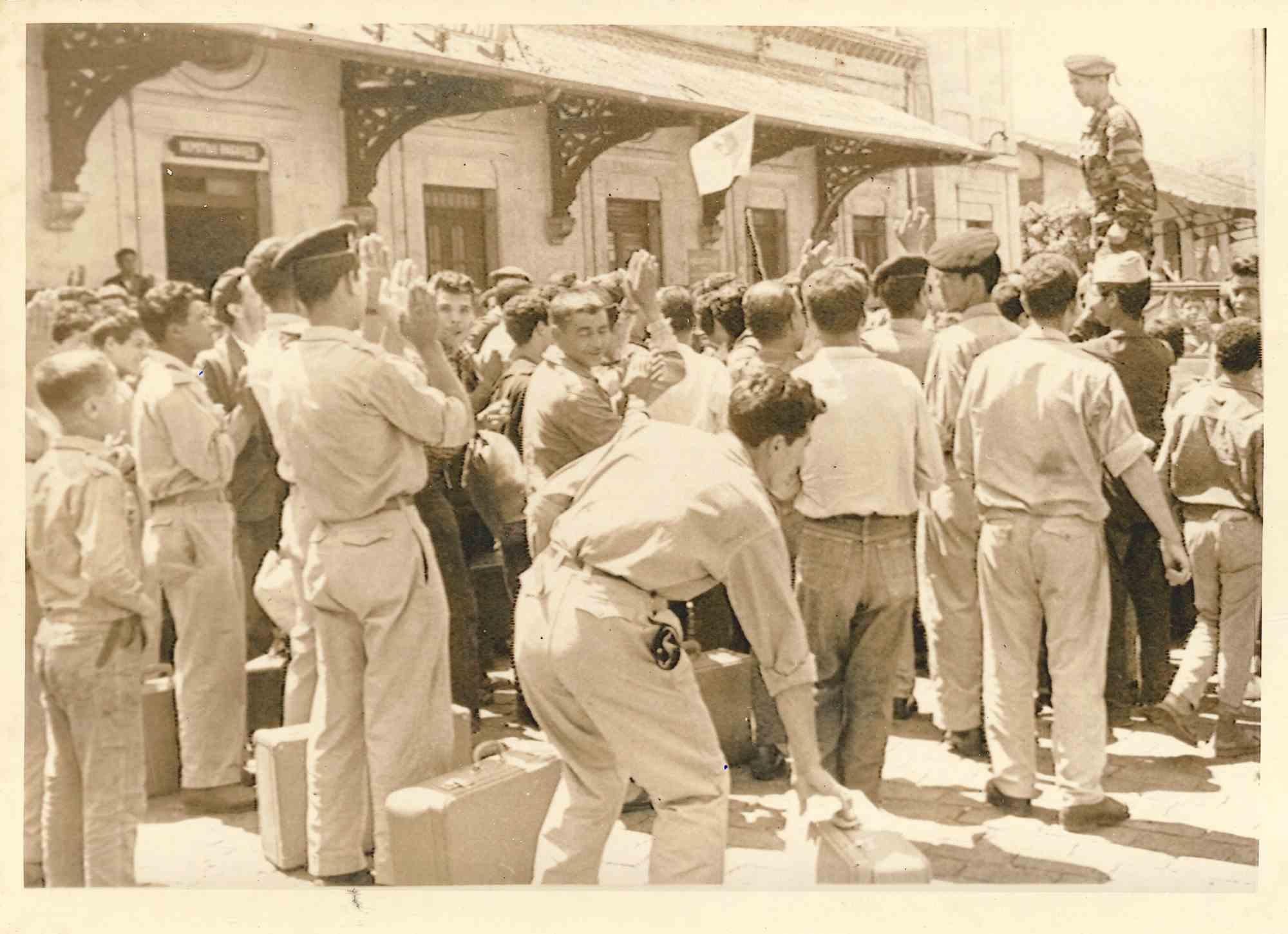 Figurative Photograph de Unknown - Guerra en Argelia - Foto de época - Años 60