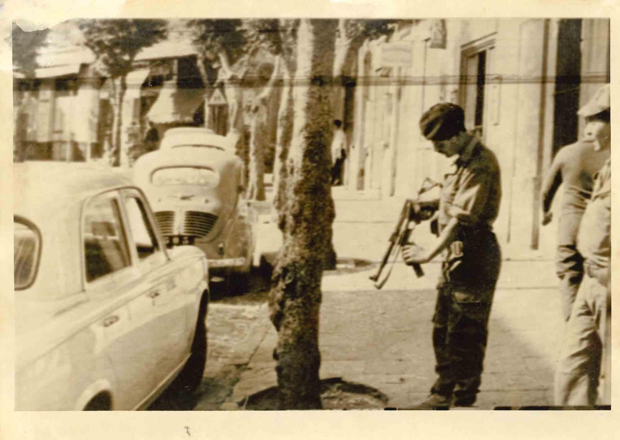 Figurative Photograph de Unknown - Guerra en Argelia - Foto de época - Años 60