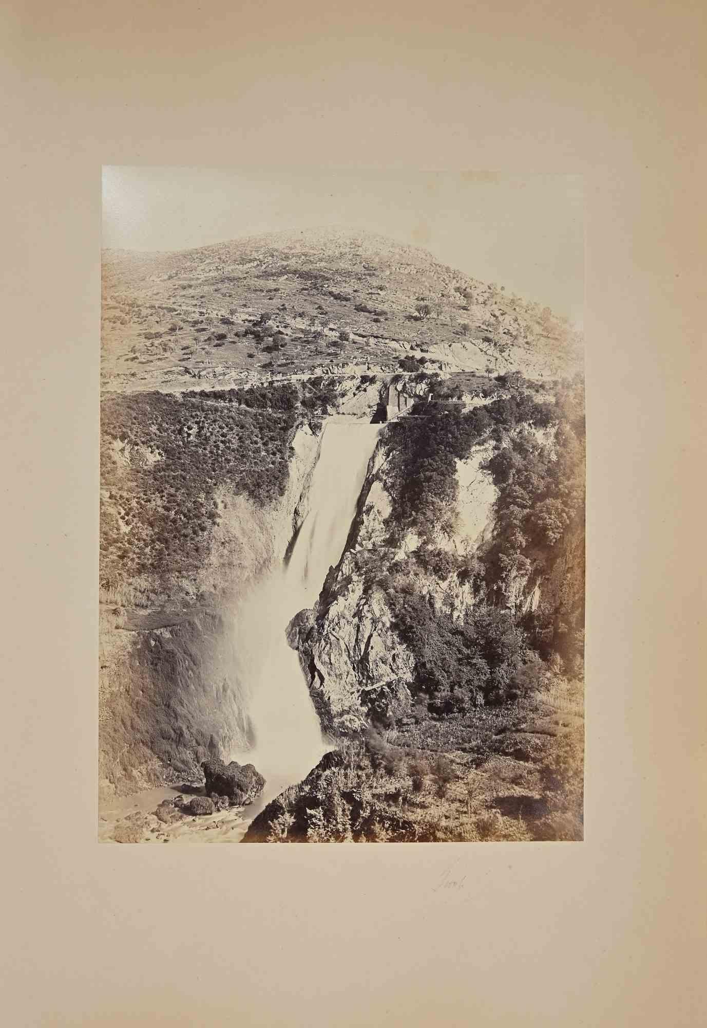 Figurative Photograph de Unknown - Cascada - Fotografías de sales de plata - Principios del siglo XX