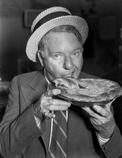 W.C. Felder, die eine Pizza essen