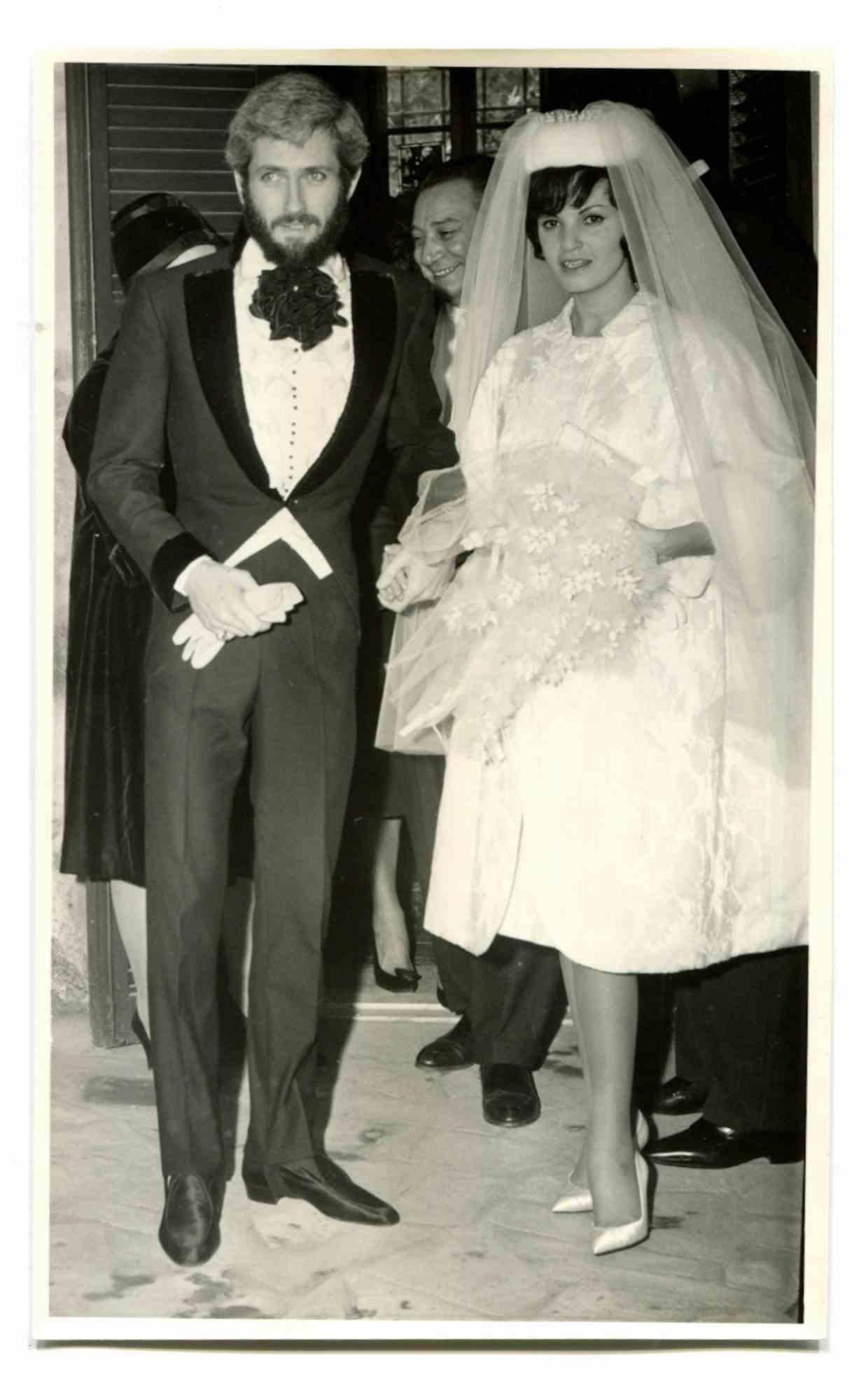 Unknown Figurative Photograph – Hochzeit von John Barrymore Jr. und Gabriella Palazzoli – Vintage-Foto – 1960er Jahre