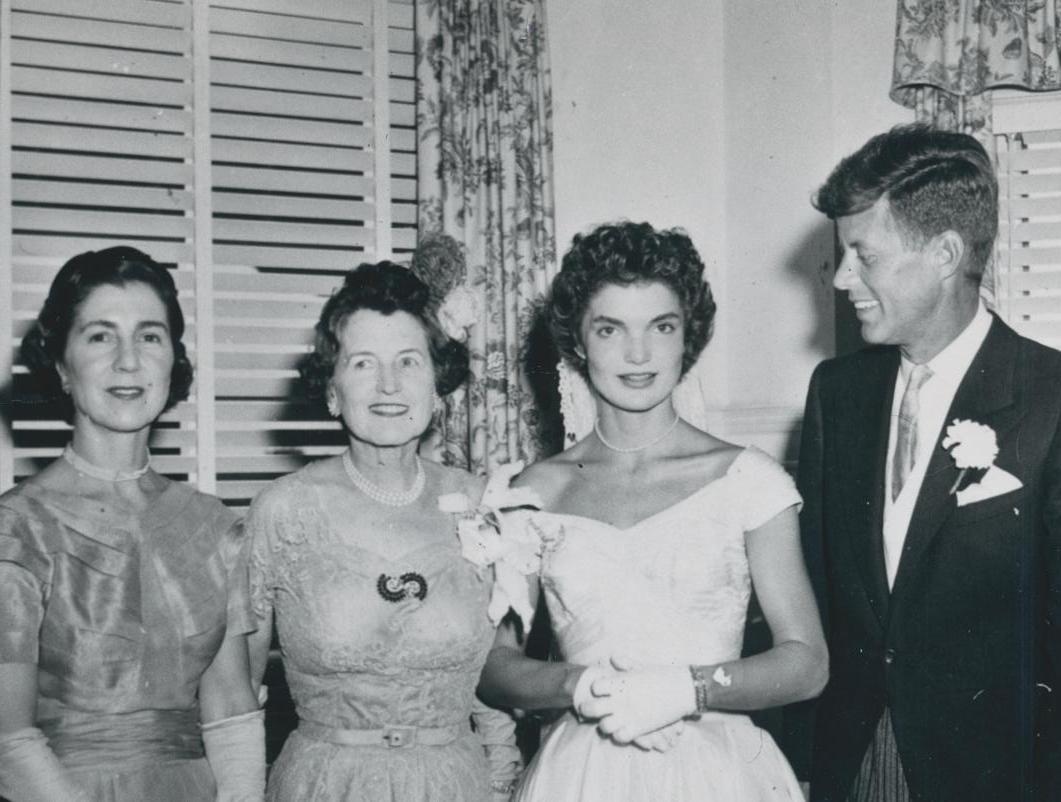Hochzeitstag Jackie und John F. Kennedy, Schwarz-Weiß-Fotografie, 1953 (Moderne), Art, von Unknown