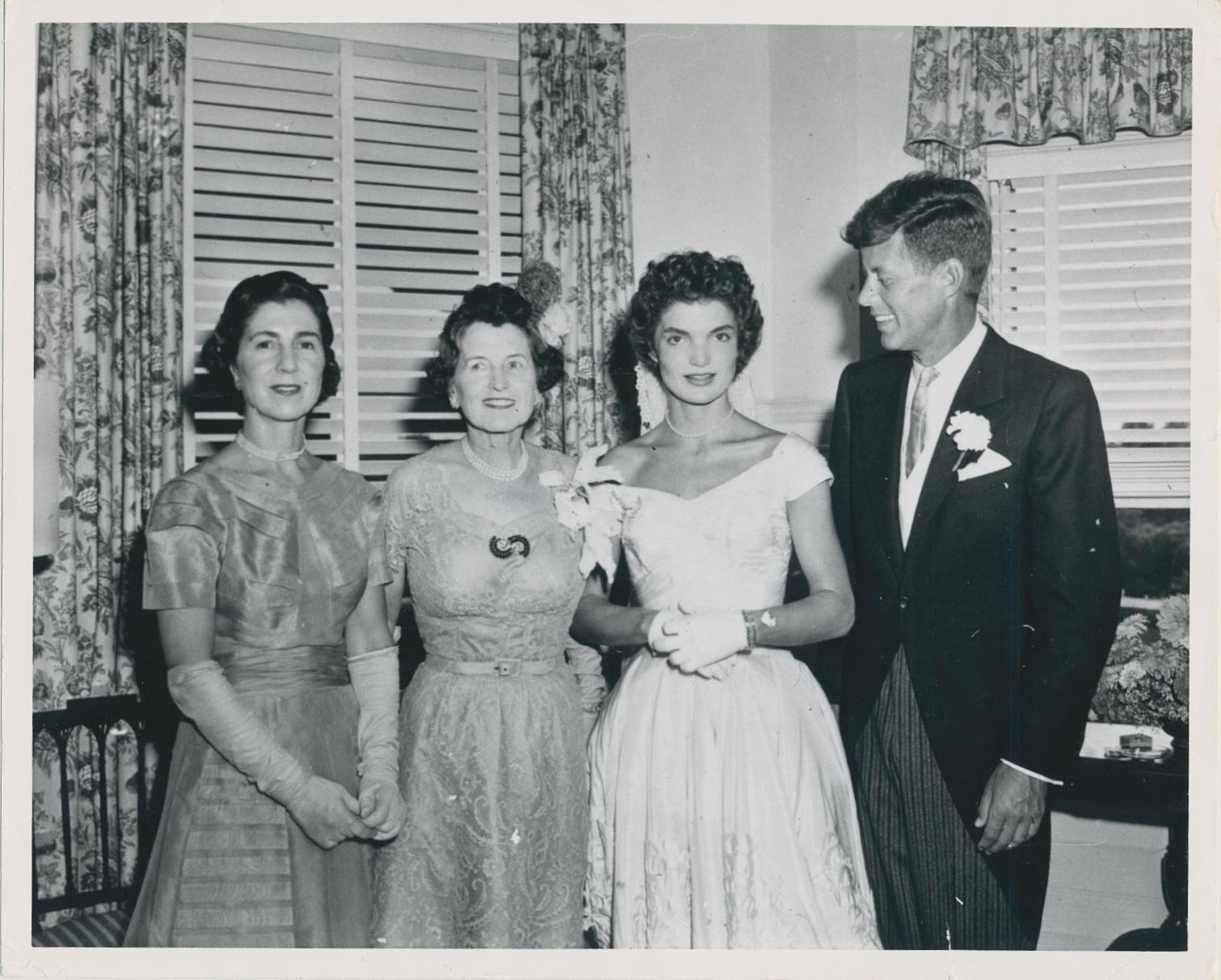 Hochzeitstag Jackie und John F. Kennedy, Schwarz-Weiß-Fotografie, 1953 – Art von Unknown