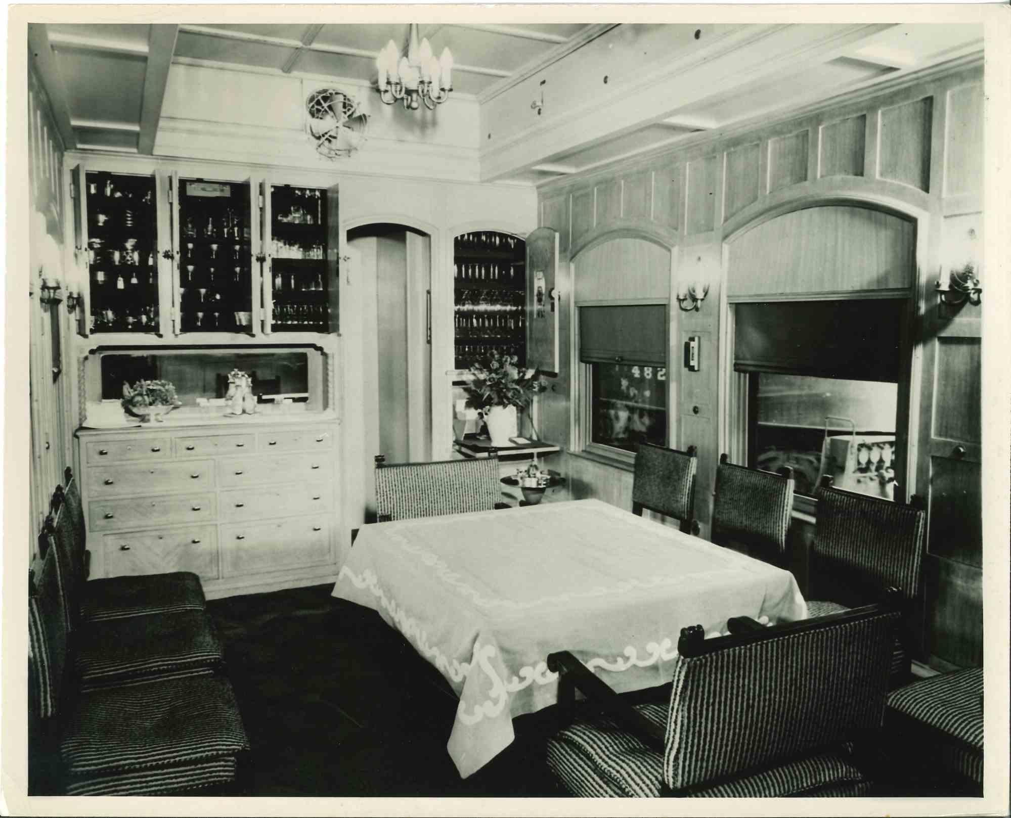 Figurative Photograph Unknown - White House on Wheels - Photographie vintage, milieu du XXe siècle