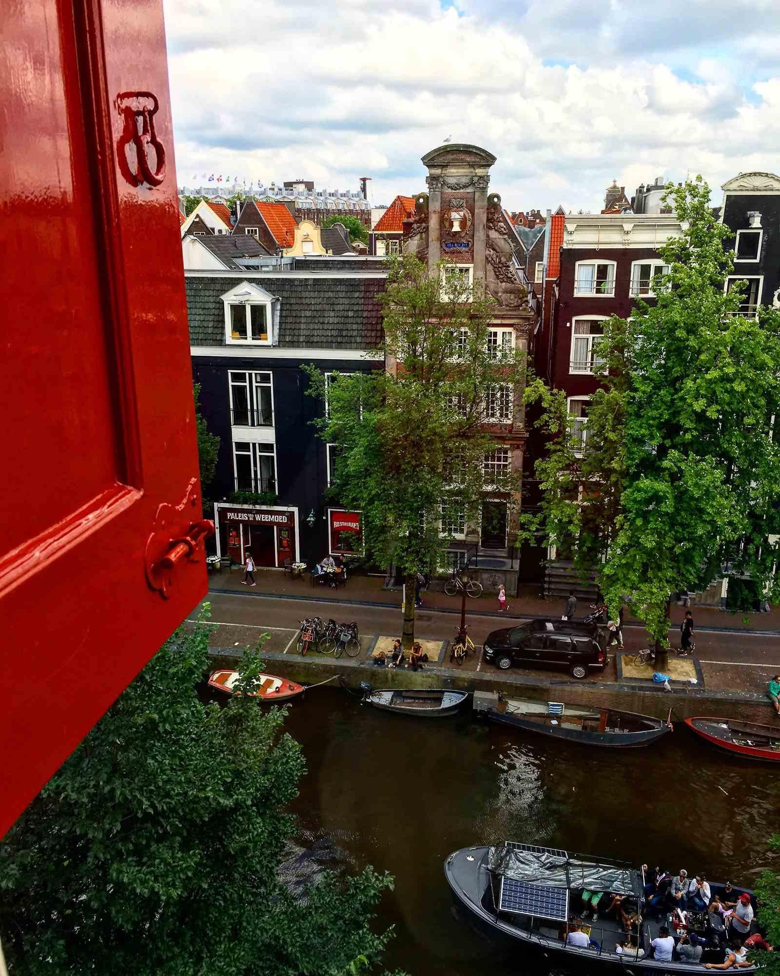 Unknown Portrait Photograph – Fenster mit rotem Verschluss, Amsterdam – Foto von Cindi Emond – 2016