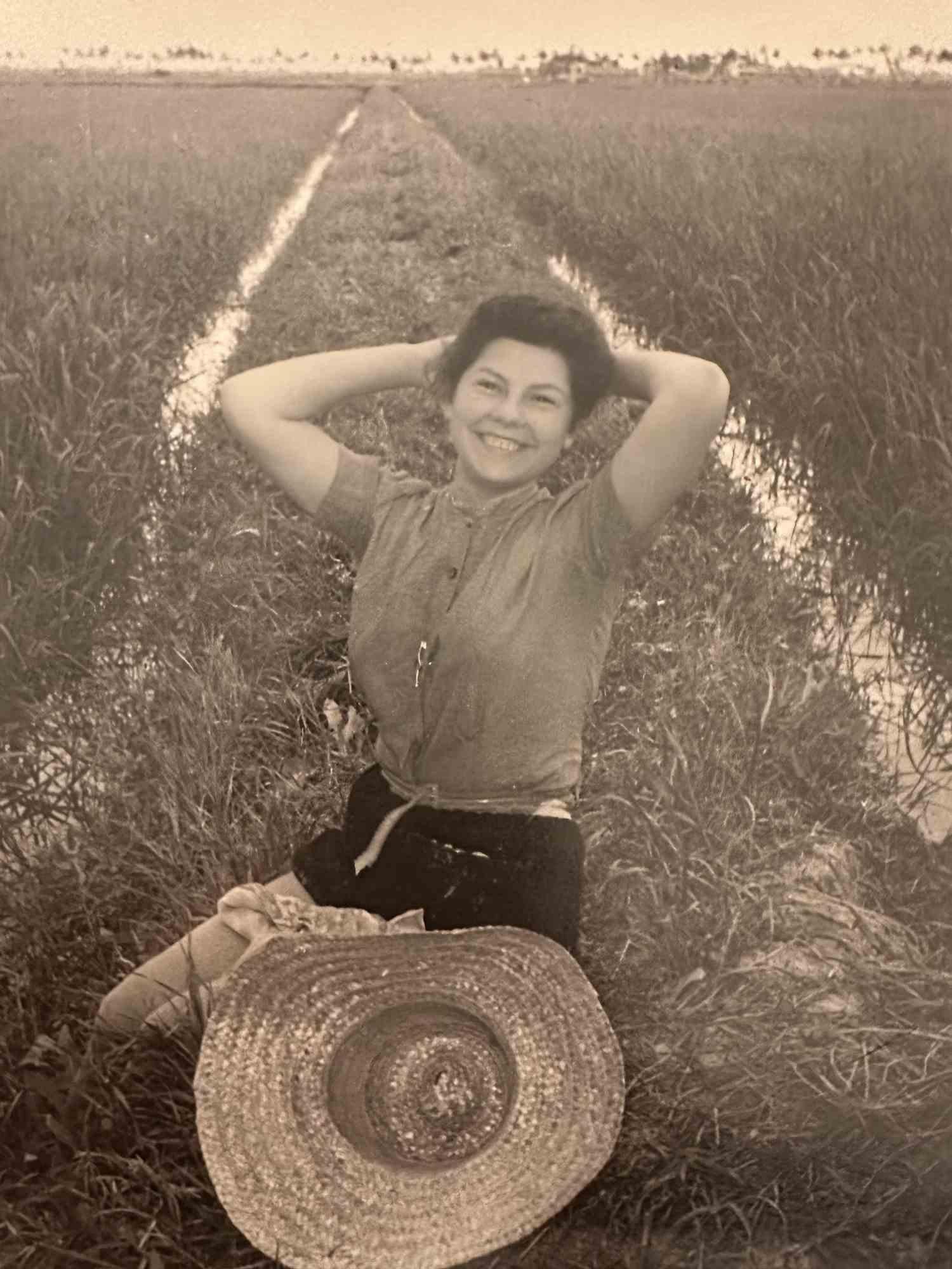 Unknown Figurative Photograph – Woman In Meadow – Leben in Italien – 1960er Jahre