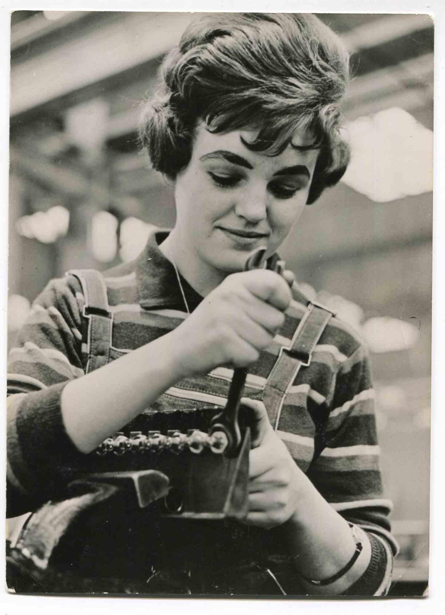Unknown Black and White Photograph – Women at Work – Historische Fotografie über Frauenrechte – 1960er Jahre