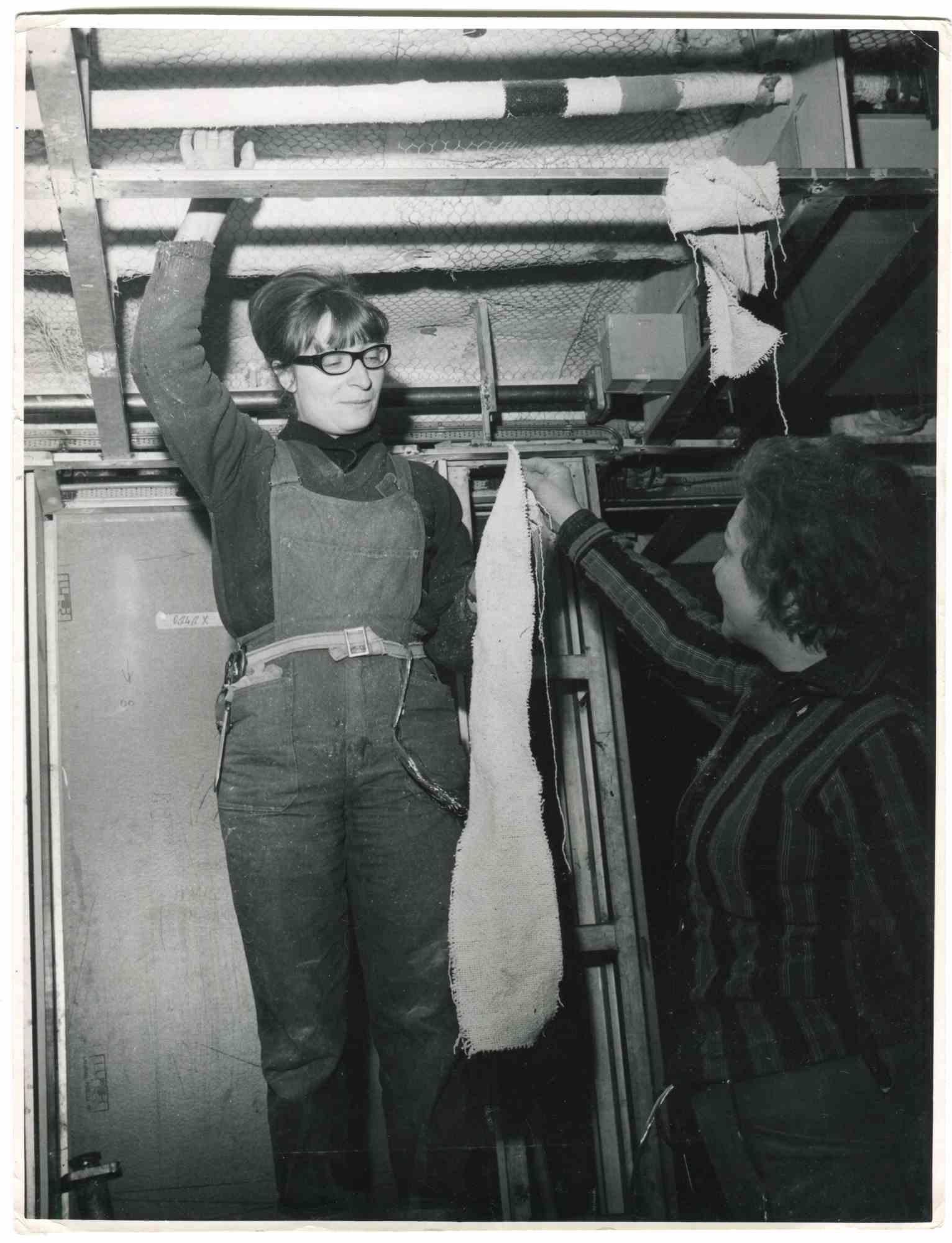 Unknown Portrait Photograph – Women at Work – Historische Fotografie über die Rechte von Frauen – 1965