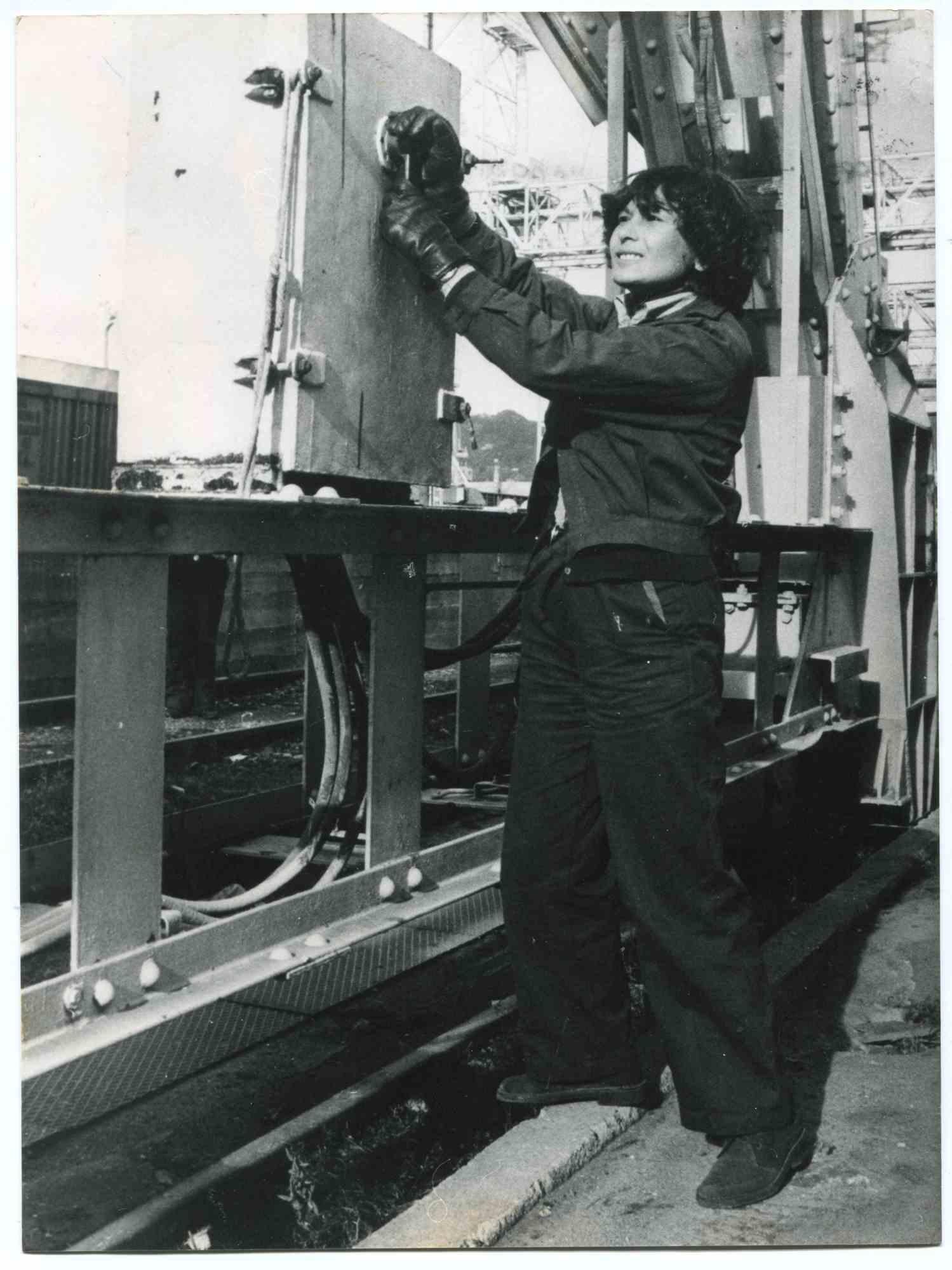 Unknown Black and White Photograph – Women at Work – Historische Fotografie über die Rechte von Frauen – 1978