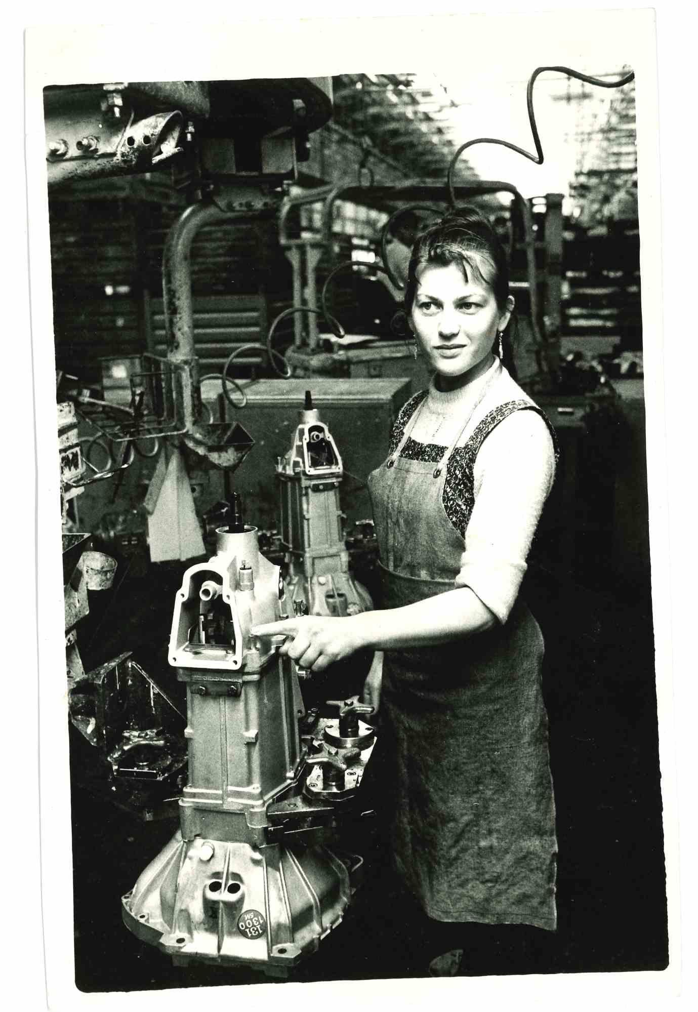 Unknown Portrait Photograph – Frauen bei der Arbeit – Historische Fotos – 1960er Jahre