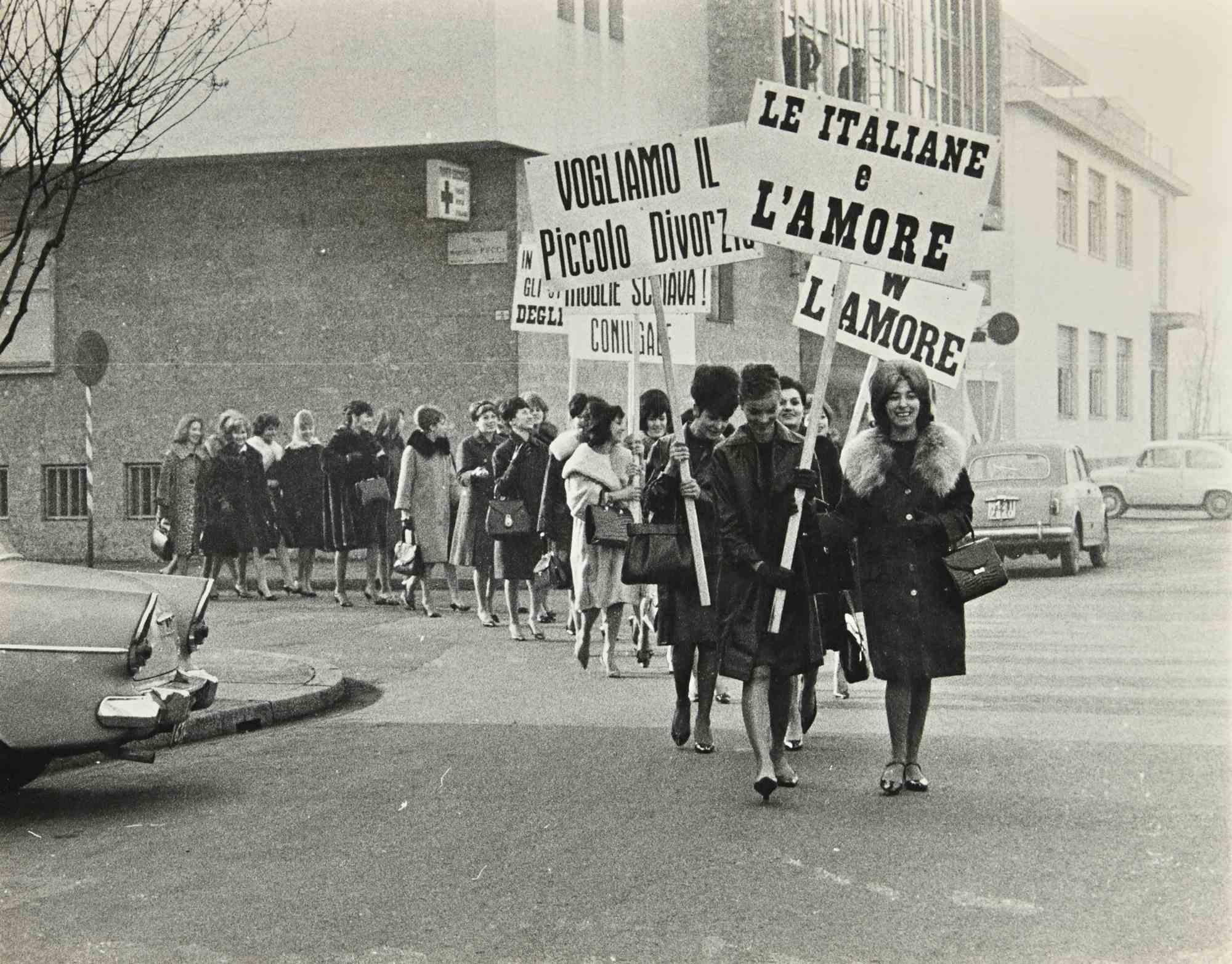 Unknown Black and White Photograph - Women Manifestation - Vintage b/w Photo - 1970s
