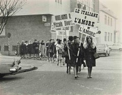 Women Manifestation - Vintage b/w Photo - 1970s