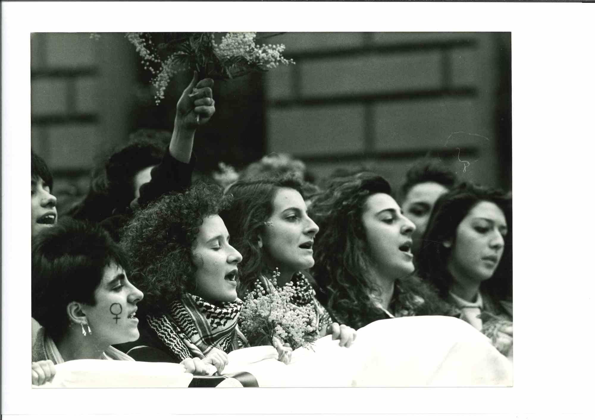 Unknown Figurative Photograph - Women Movement and Rights - Historical Photo -1960s