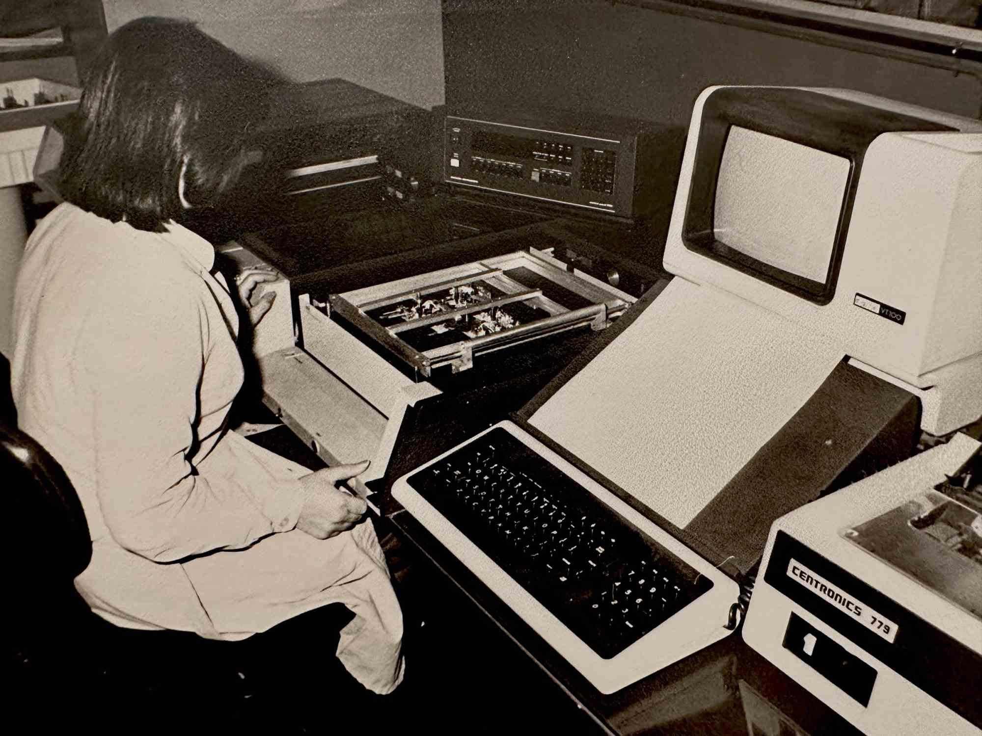 Unknown Color Photograph – Frauen bei Italtel – Neue Technologien – 1970er Jahre