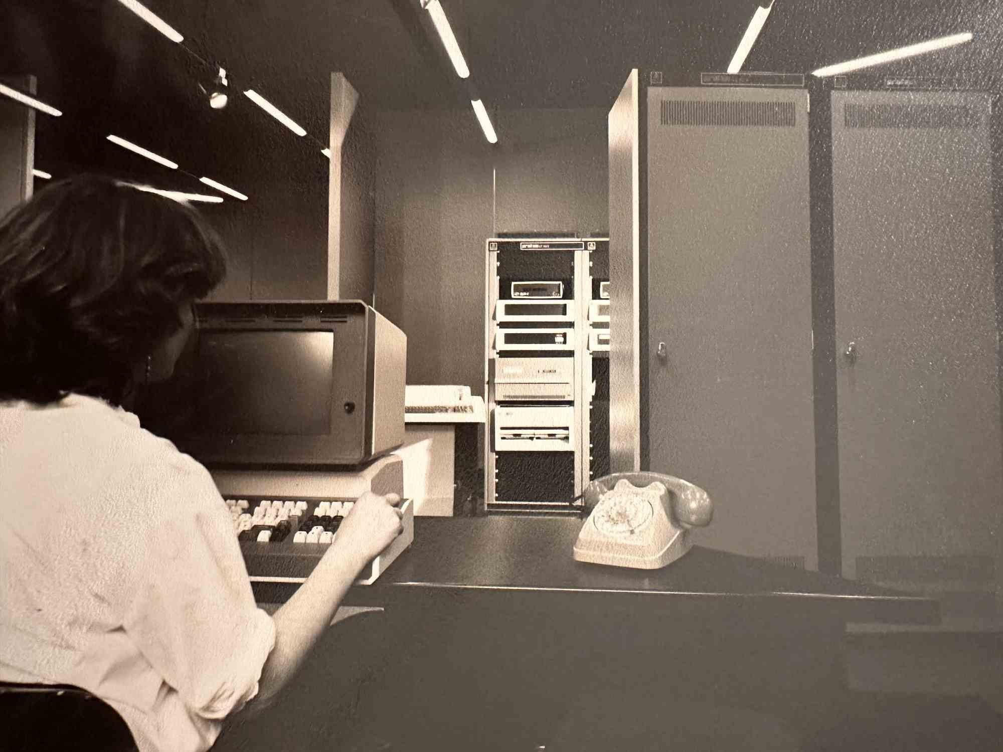 Unknown Figurative Photograph – Frauen arbeiten bei Italtel – Neue Technologien im Jahr 1970