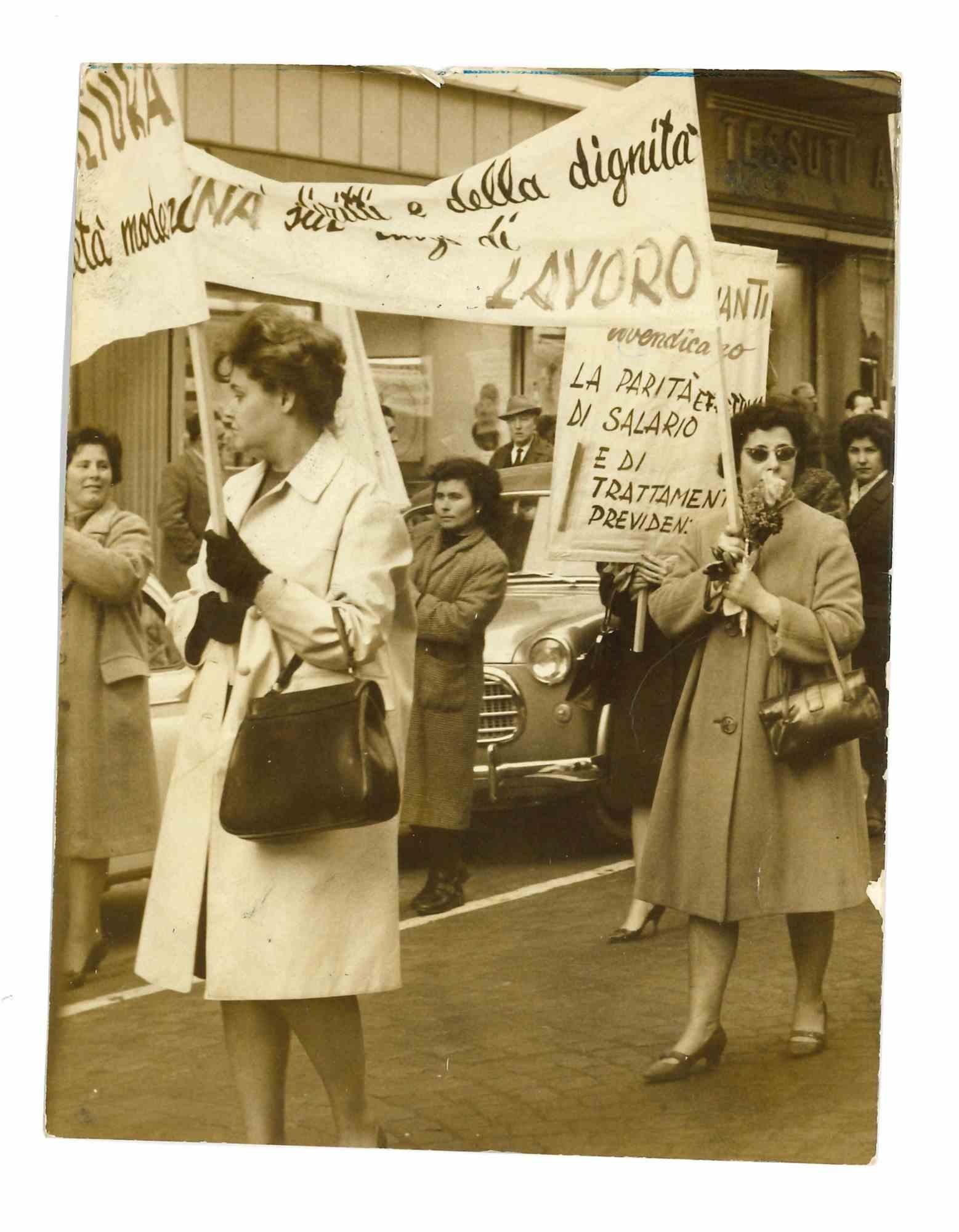 Unknown Figurative Photograph - Women's Rights Movement - Historical Photo -1960s