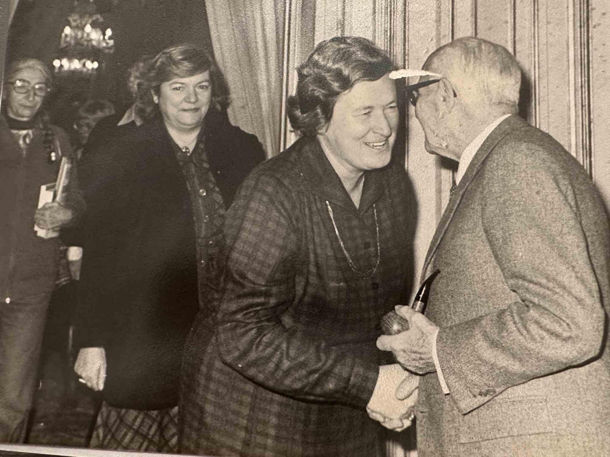 Figurative Photograph Unknown - Droits des femmes  Photo de Tina Anselmi et du président Sandro Pertini - 1970
