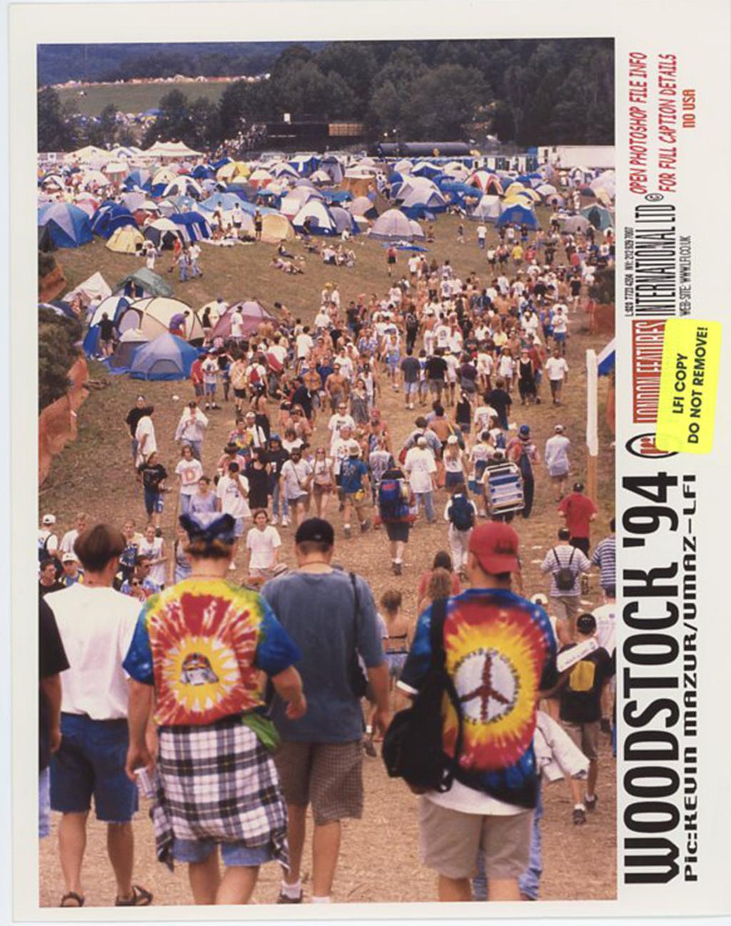 Color Photograph de Unknown - Festival de Woodstock 1994 Bethel Nueva York