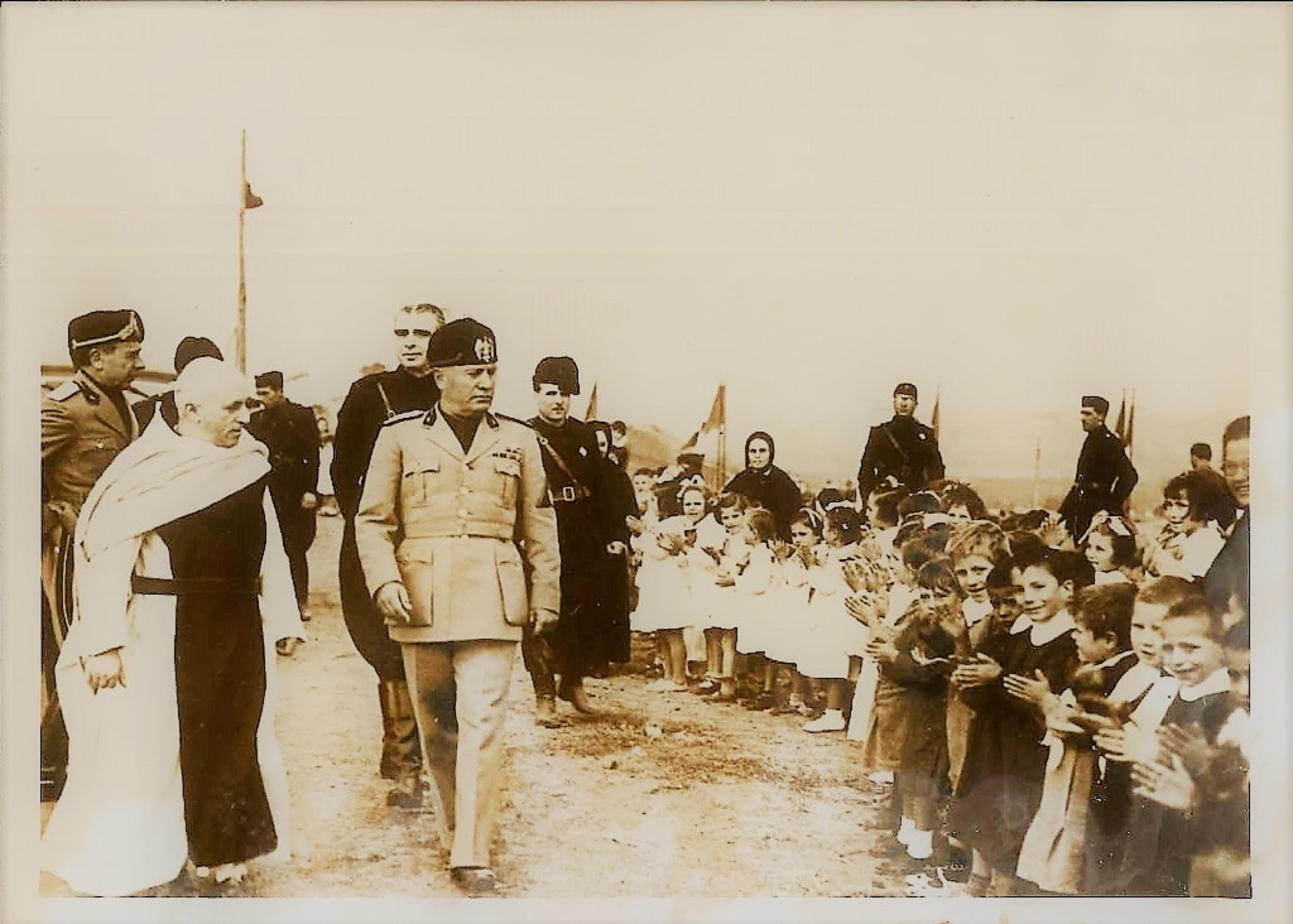 Figurative Photograph de Unknown - Comienzo de las obras de la Exposición Universal de 1941 - Foto de época - 1937