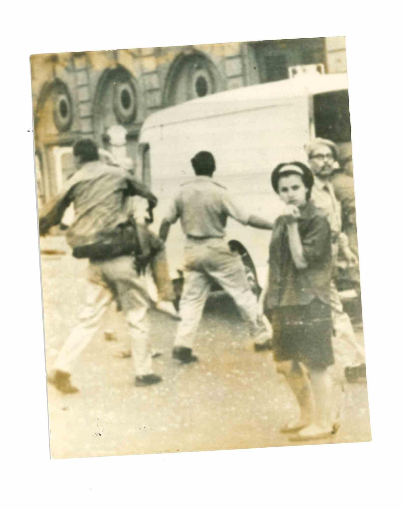 Figurative Photograph Unknown - Un soldat blessé en Algérie - Photo historique  - 1962