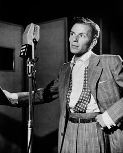 Young Frank Sinatra in New York Globe Photos Fine Art Print