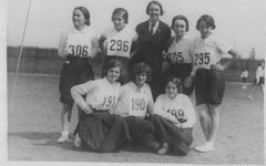 Jeunes filles posant pour une photo avant un Marathon - Photo vintage b/w, 1934 environ