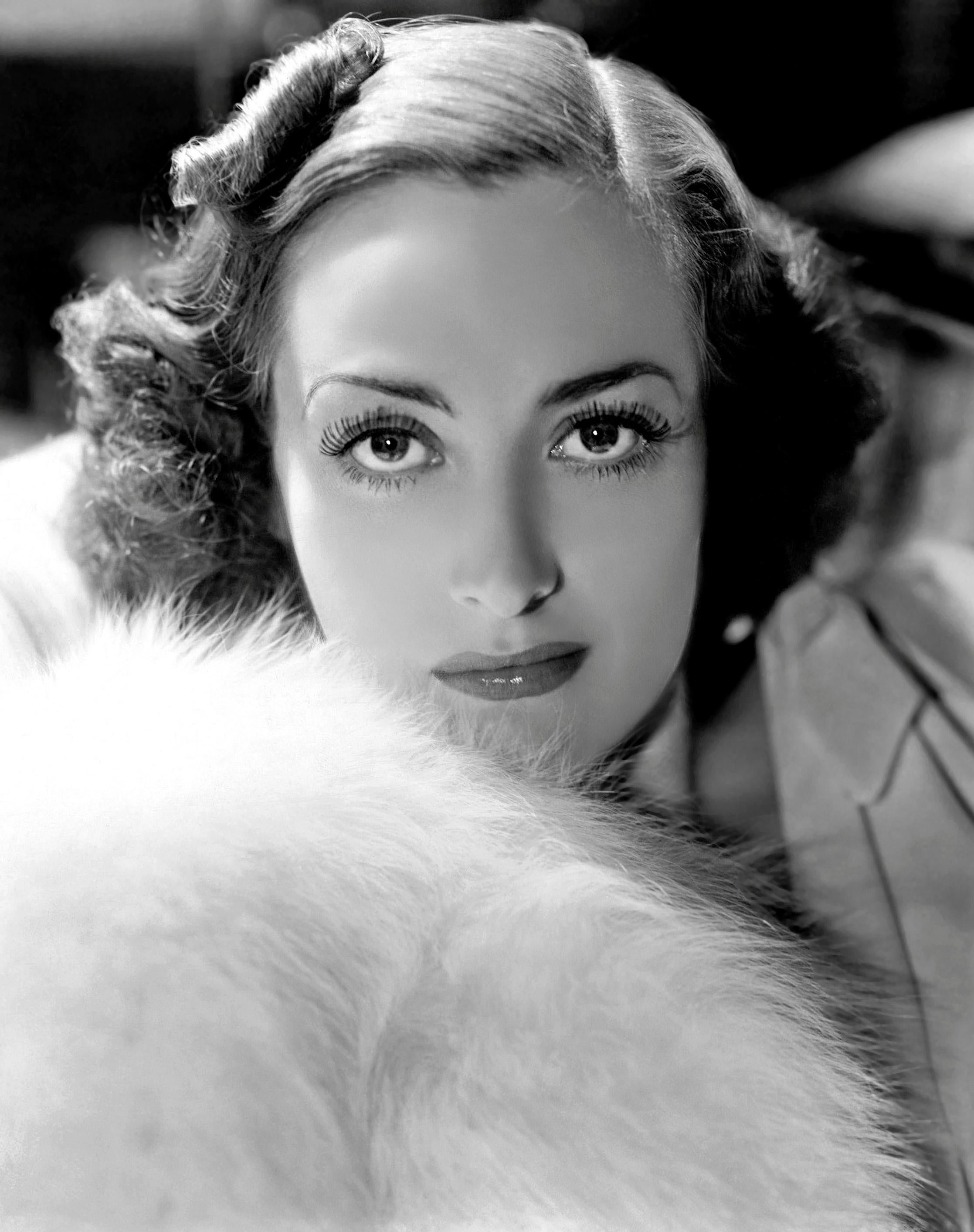Unknown Portrait Photograph – Young Joan Crawford in Fur Globe Photos Fine Art Print