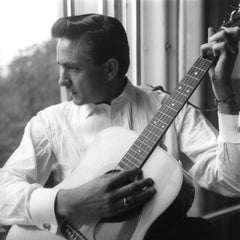 Jeune Johnny Cash jouant de la guitare - Photographie originale vintage