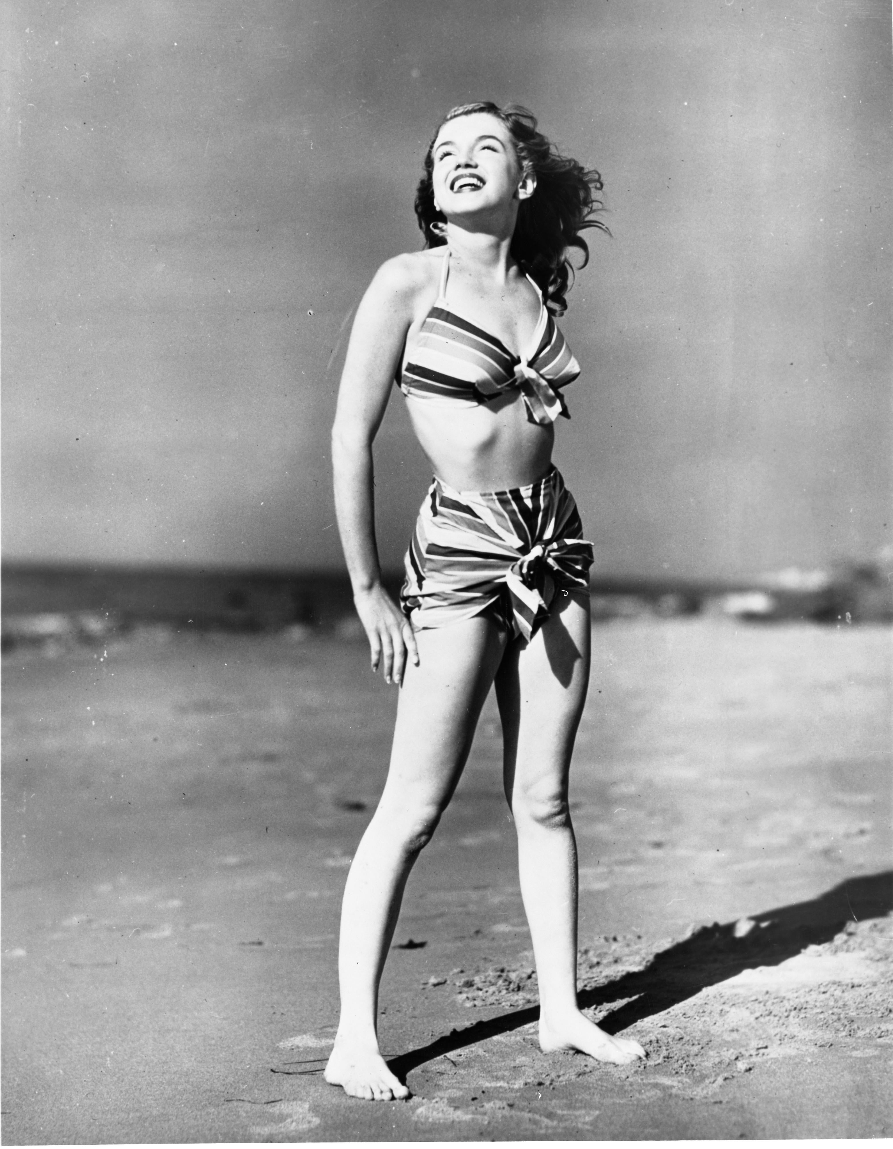 La joven Marilyn Monroe en la playa - Fotografía y negativo antiguo de gran formato - Art Contemporáneo de Unknown