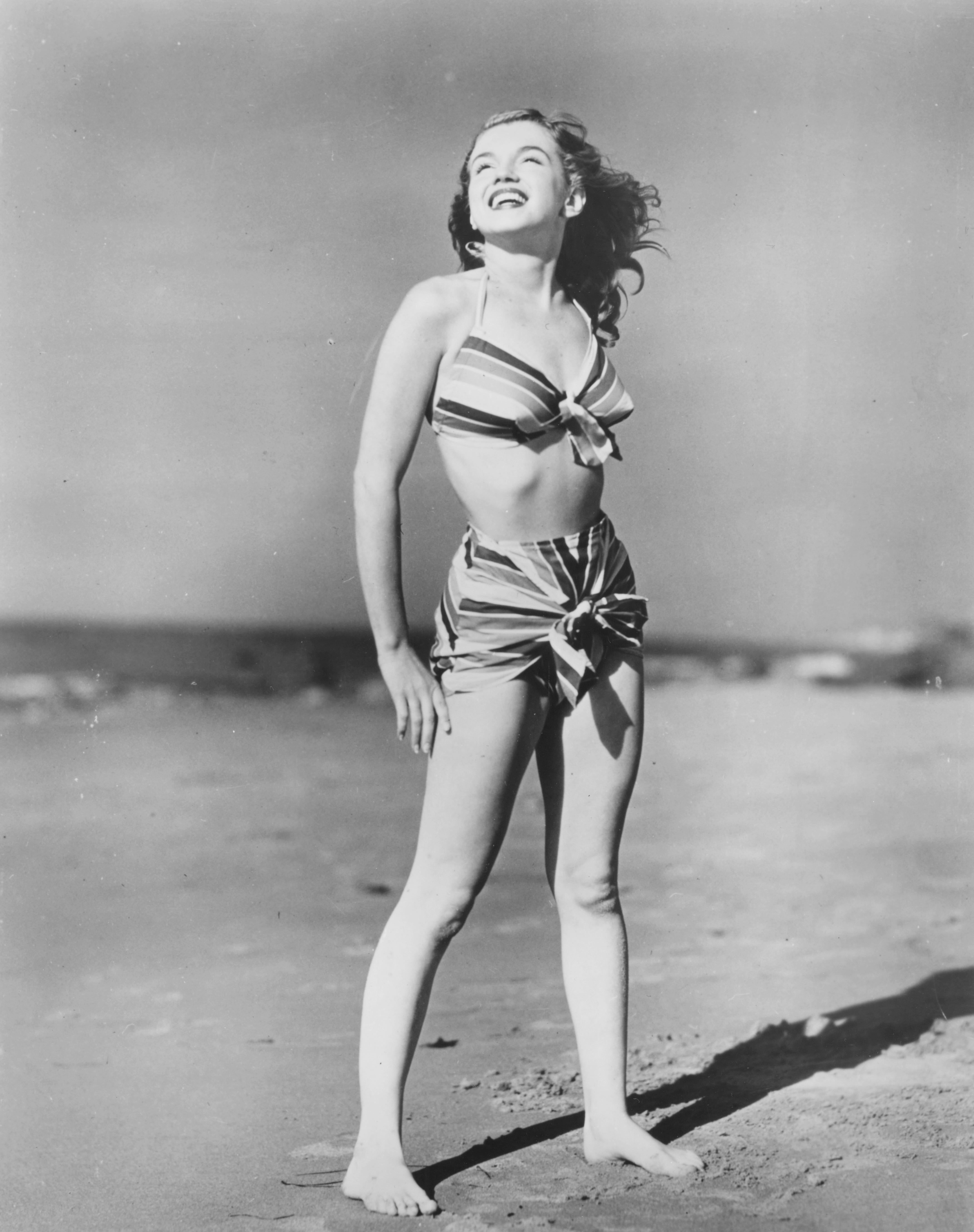 La joven Marilyn Monroe en la playa - Fotografía y negativo antiguo de gran formato en venta 1