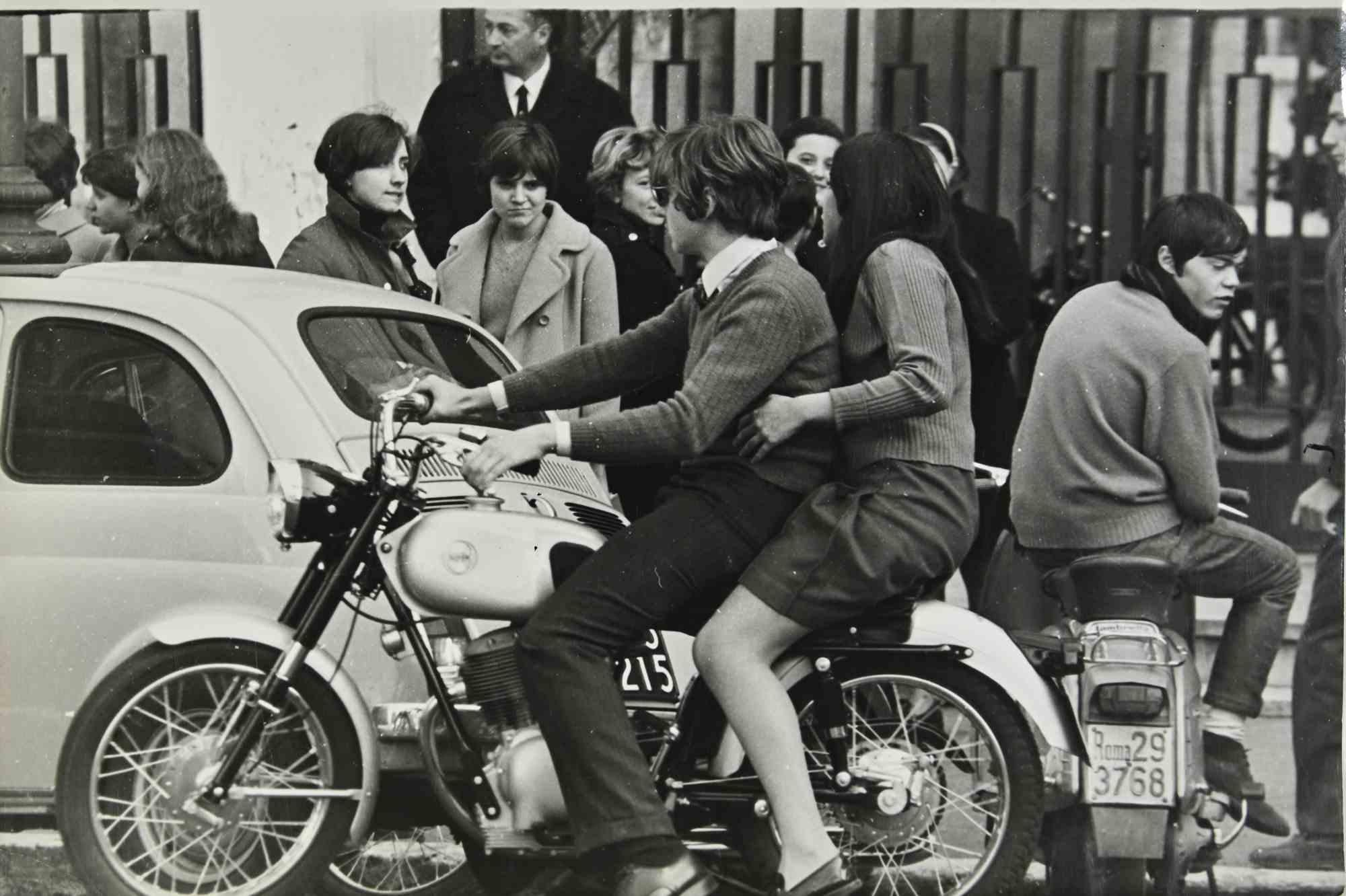 Unknown Figurative Photograph – Jugend vor der High School „Giulio Cesare“ in Rom – Foto – 1960er Jahre
