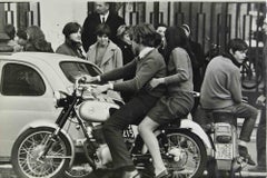 Jeune devant l'école secondaire Giulio Cesare de Rome - Photo - années 1960