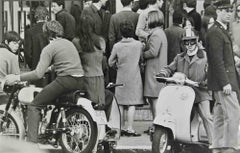 Giovani all'esterno del liceo "Giulio Cesar" di Roma - Foto - Anni '60