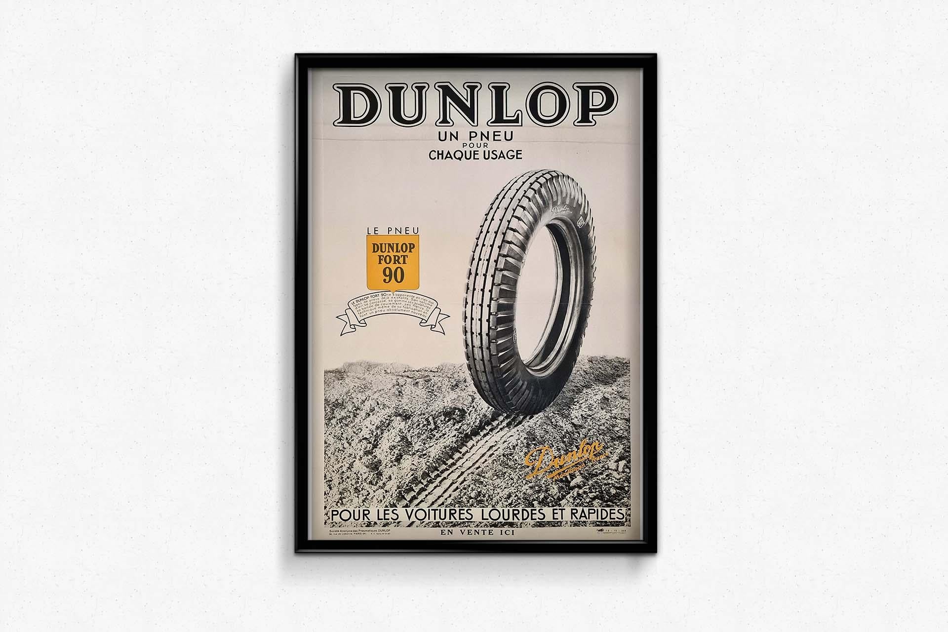 Das Original-Werbeplakat von Dunlop aus dem Jahr 1935 stellt dem Betrachter die vielseitigen Fähigkeiten des Dunlop Fort 90-Reifens vor, ein Zeugnis für Innovation und Zuverlässigkeit in der Automobilindustrie. Dieses mit Präzision und Liebe zum