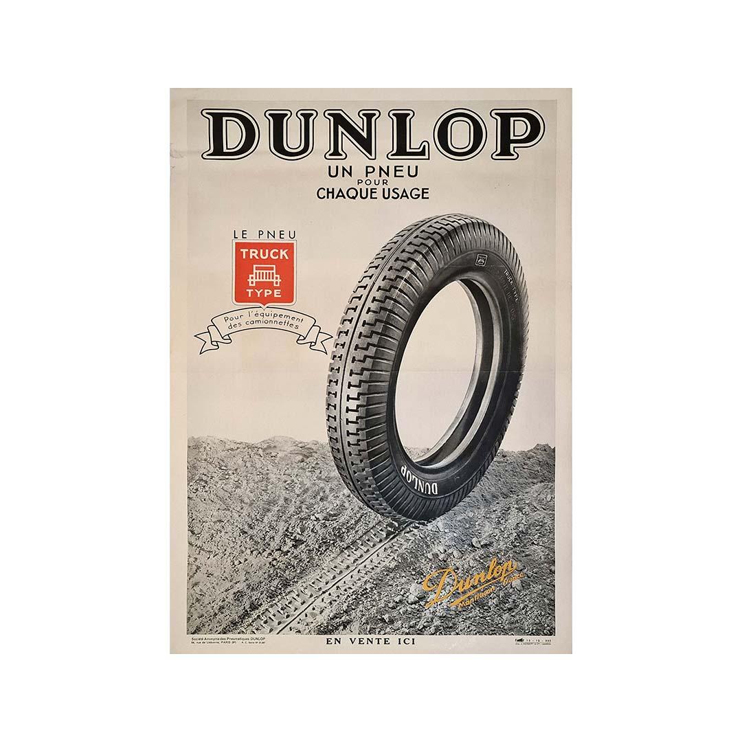 Il poster pubblicitario originale di Dunlop del 1935 presenta al pubblico il rivoluzionario pneumatico Truck Type, simbolo di innovazione e affidabilità nel mondo automobilistico. Prodotto da J. Herbert & Cie a Levallois, questo poster incarna