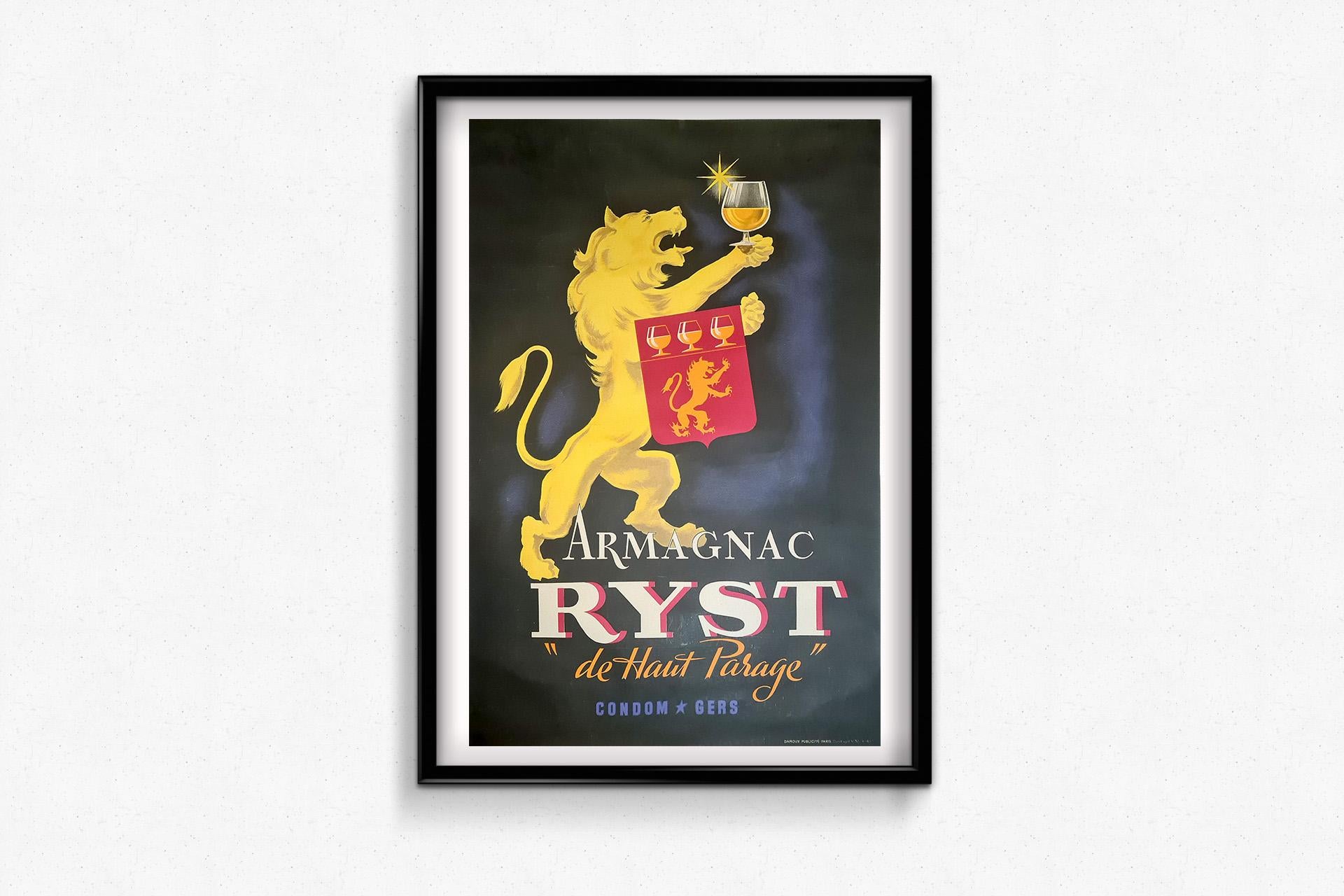 Dieses kühne, königliche und unverkennbar französische Originalplakat von 1946 für Armagnac Ryst zeigt das stolze Erbe und die Tradition einer der besten Spirituosen der Gascogne. Die Komposition zeigt einen mächtigen goldenen Löwen, ein klassisches
