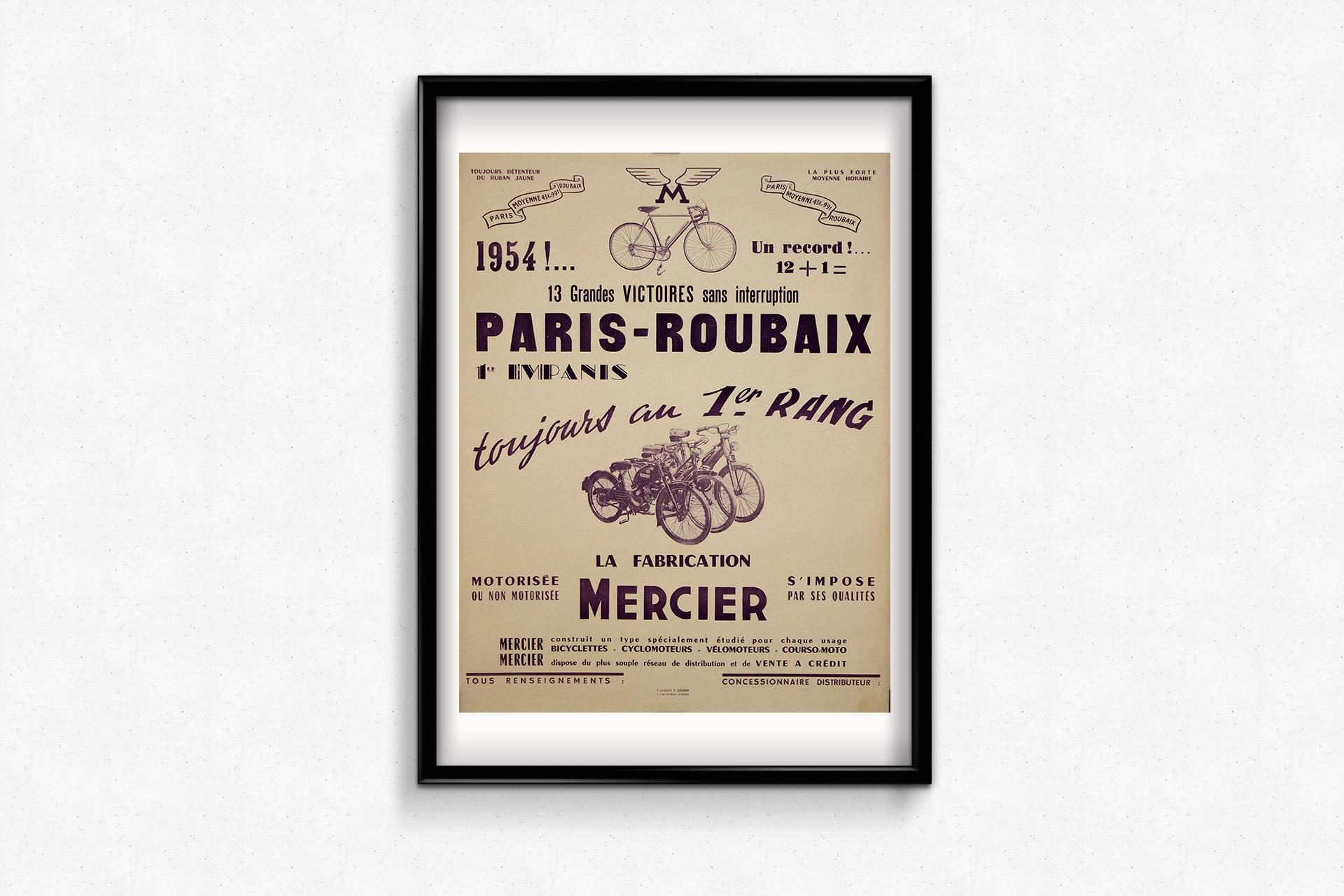 Cette affiche originale de 1954 célèbre la légendaire course Paris-Roubaix, l'une des épreuves les plus éprouvantes et les plus prestigieuses de l'histoire du cyclisme. Mettant en avant la marque de vélos Mercier, cette publicité vintage rend