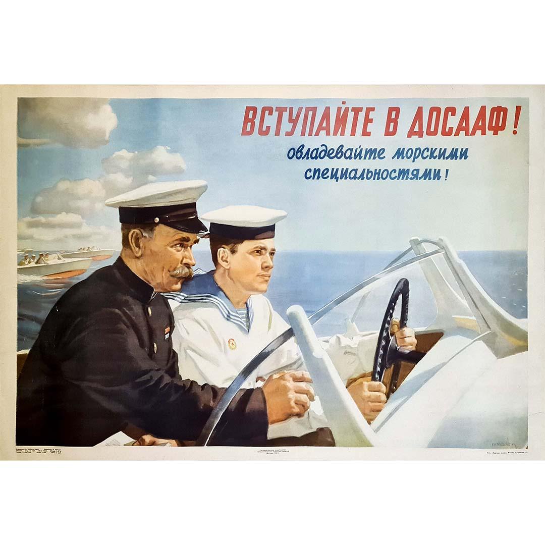 Belle affiche soviétique de 1954 pour le Dosaaf. Le DOSAAF (en russe : ДОСААФ, acronyme de Добровольное общество содействия армии, авиации и флоту qui signifie littéralement 