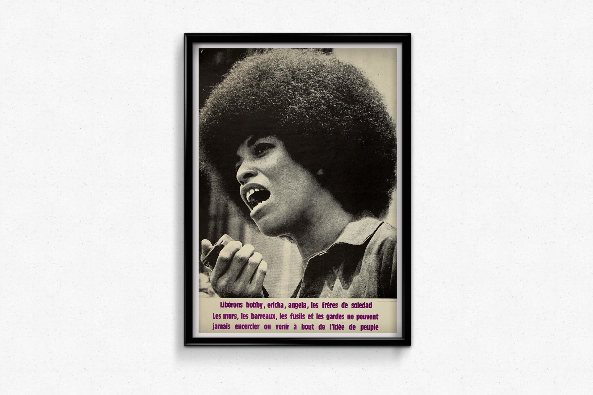 Este impactante póster original francés de principios de la década de 1970 capta el fuego de la solidaridad internacional con el movimiento estadounidense Black Power. Con una llamativa imagen de medio tono de Angela Davis -con la boca abierta en
