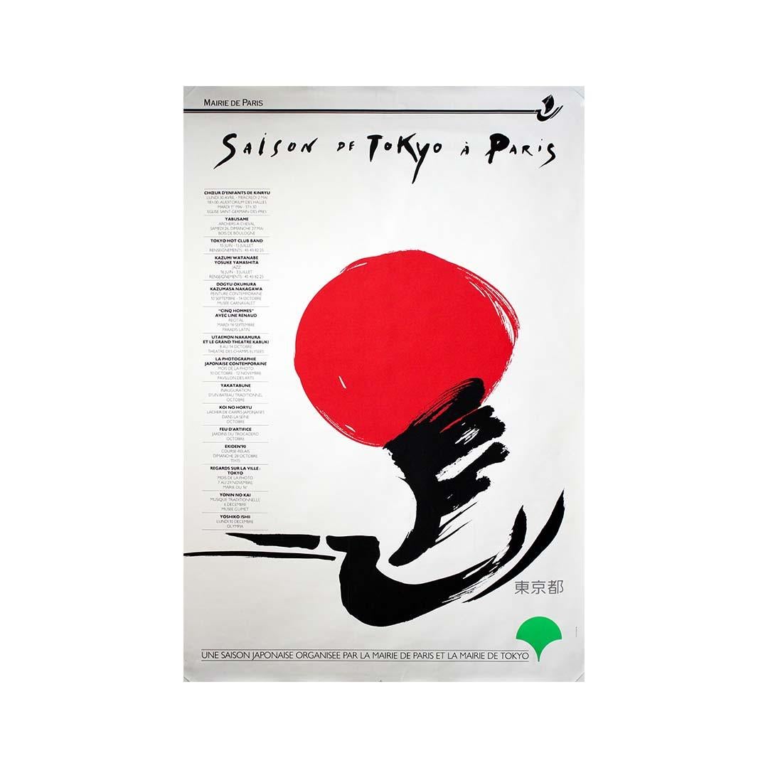 Dieses auffällige Originalplakat aus dem Jahr 1986 wurde für die kulturelle Veranstaltung Saison de Tokyo à Paris geschaffen, ein großer künstlerischer Austausch, der von der Stadt Paris und der Stadt Tokio organisiert wurde. Das Plakat kündigt ein
