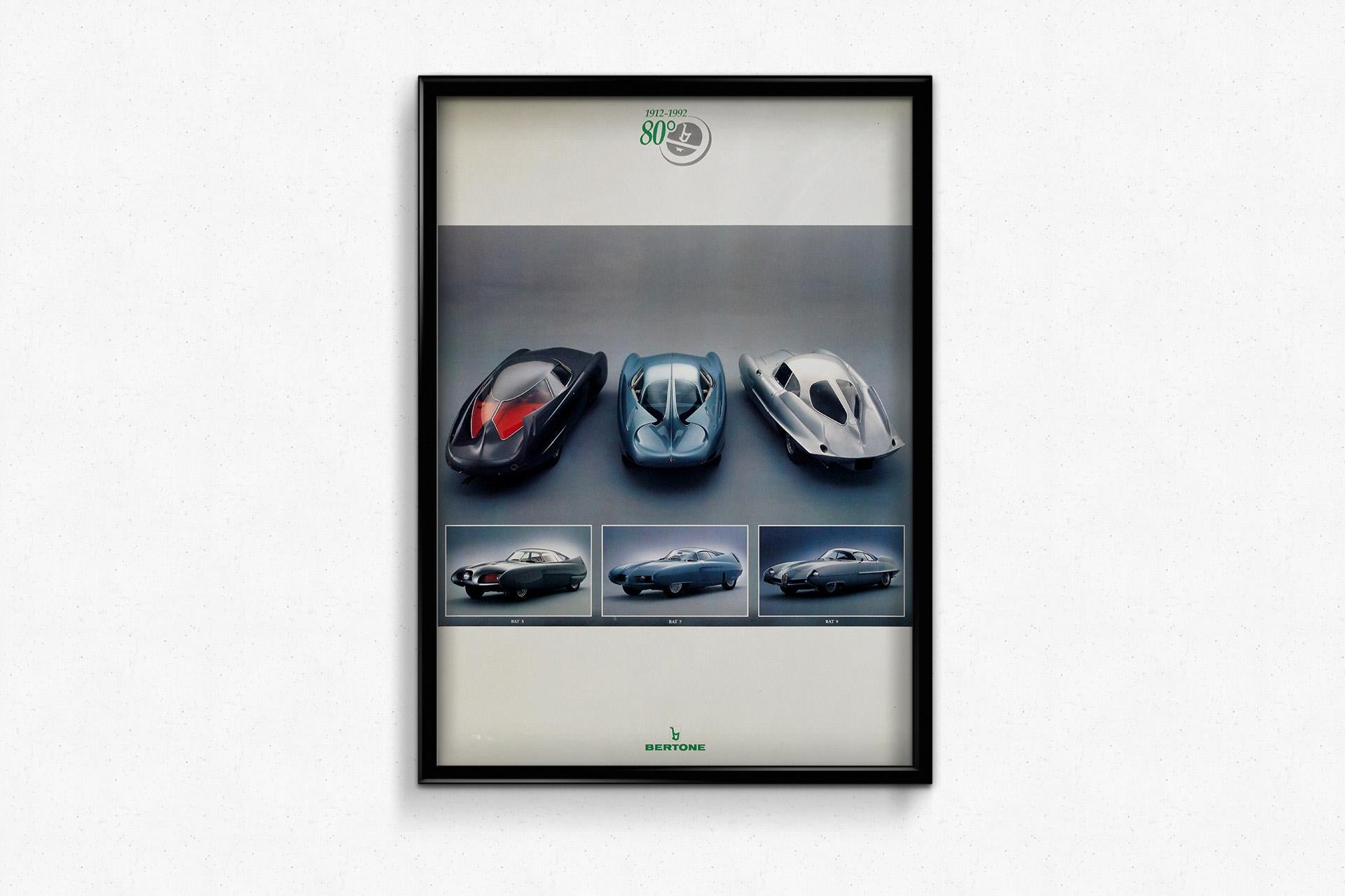 Cette affiche originale de 1992 célèbre les 80 ans de Bertone (1912-1992), la légendaire maison de design italienne connue pour ses créations automobiles révolutionnaires. L'affiche met en évidence les voitures conceptuelles Alfa Romeo B.A.T.