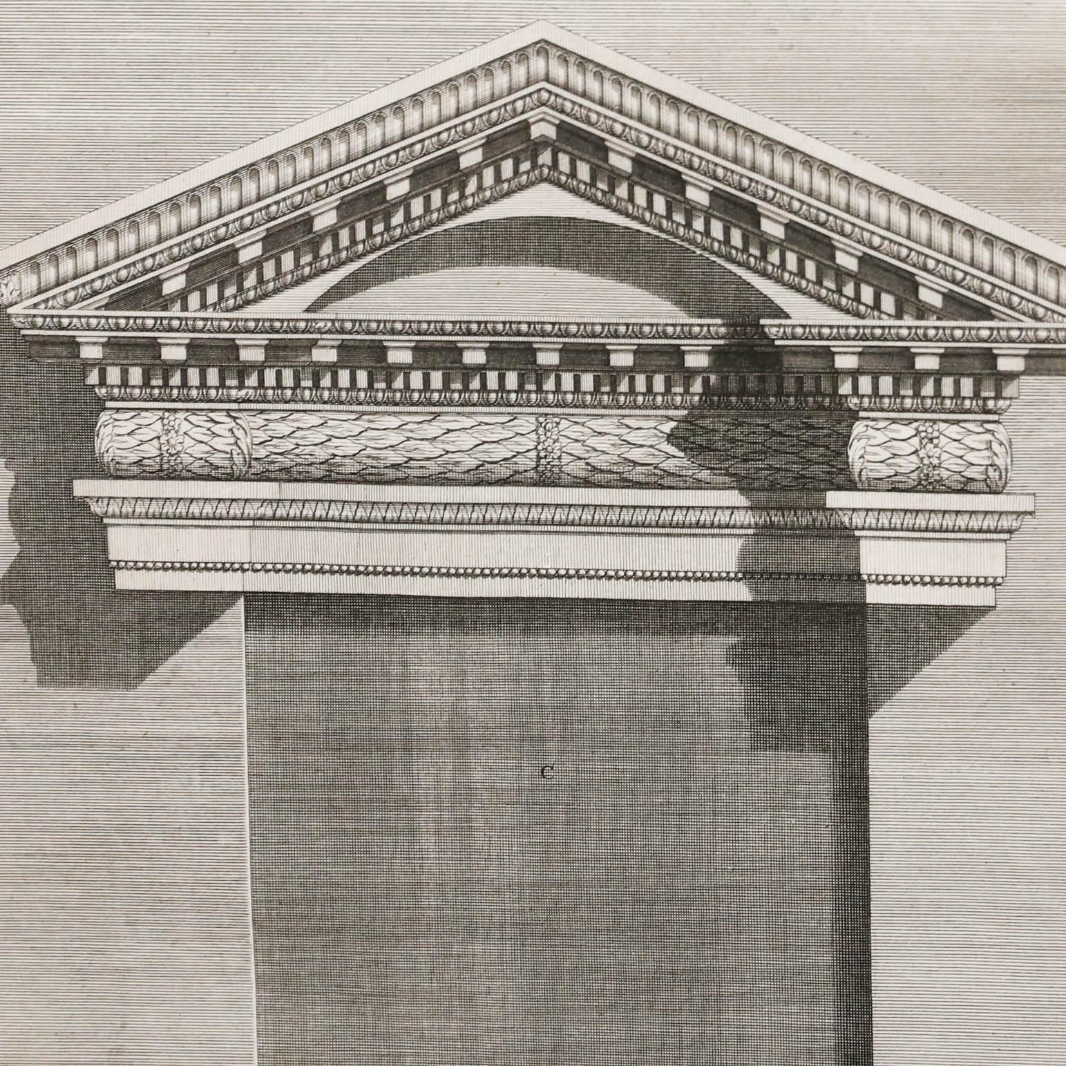 Este dibujo arquitectónico muestra los intrincados detalles de una columna y un entablamento clásicos, destacando el ornamentado frontón y el friso decorativo.

La plancha original se hizo en 1757 para la plancha L de 